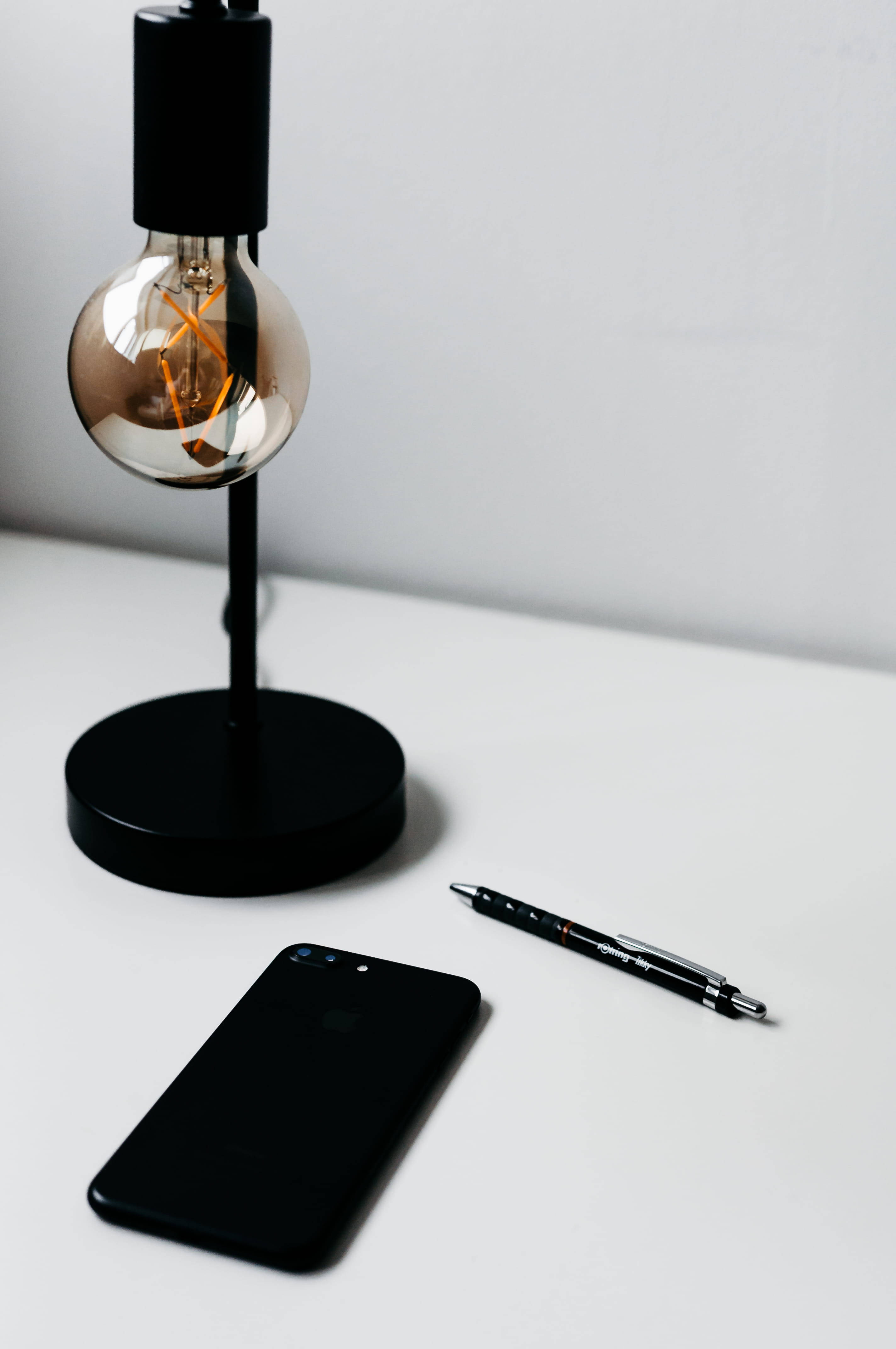 Осветлен iPhone на минималистично бюро Тапет