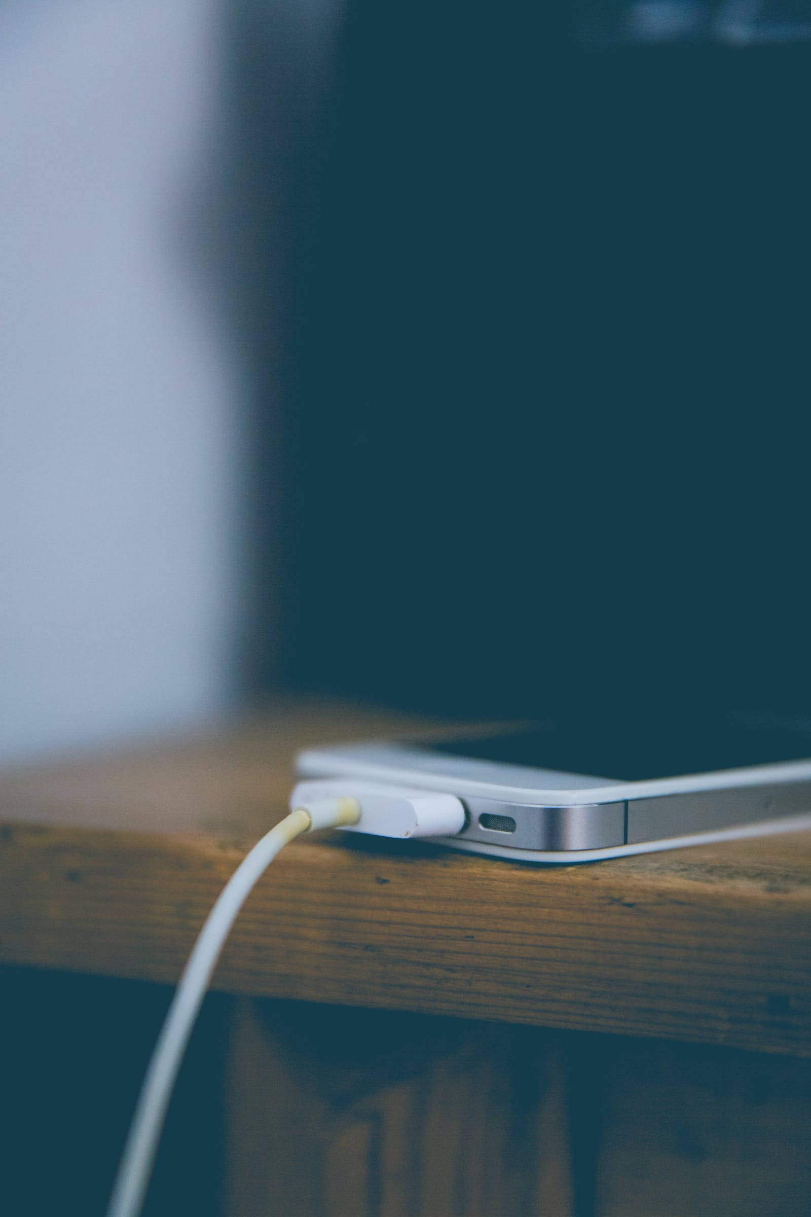Тъмно зареждане на iPhone 4 Тапет