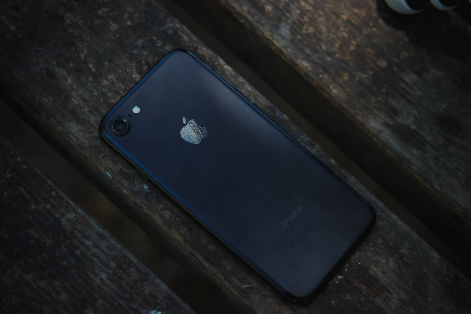 Тъмен iPhone 7 на дърво Тапет