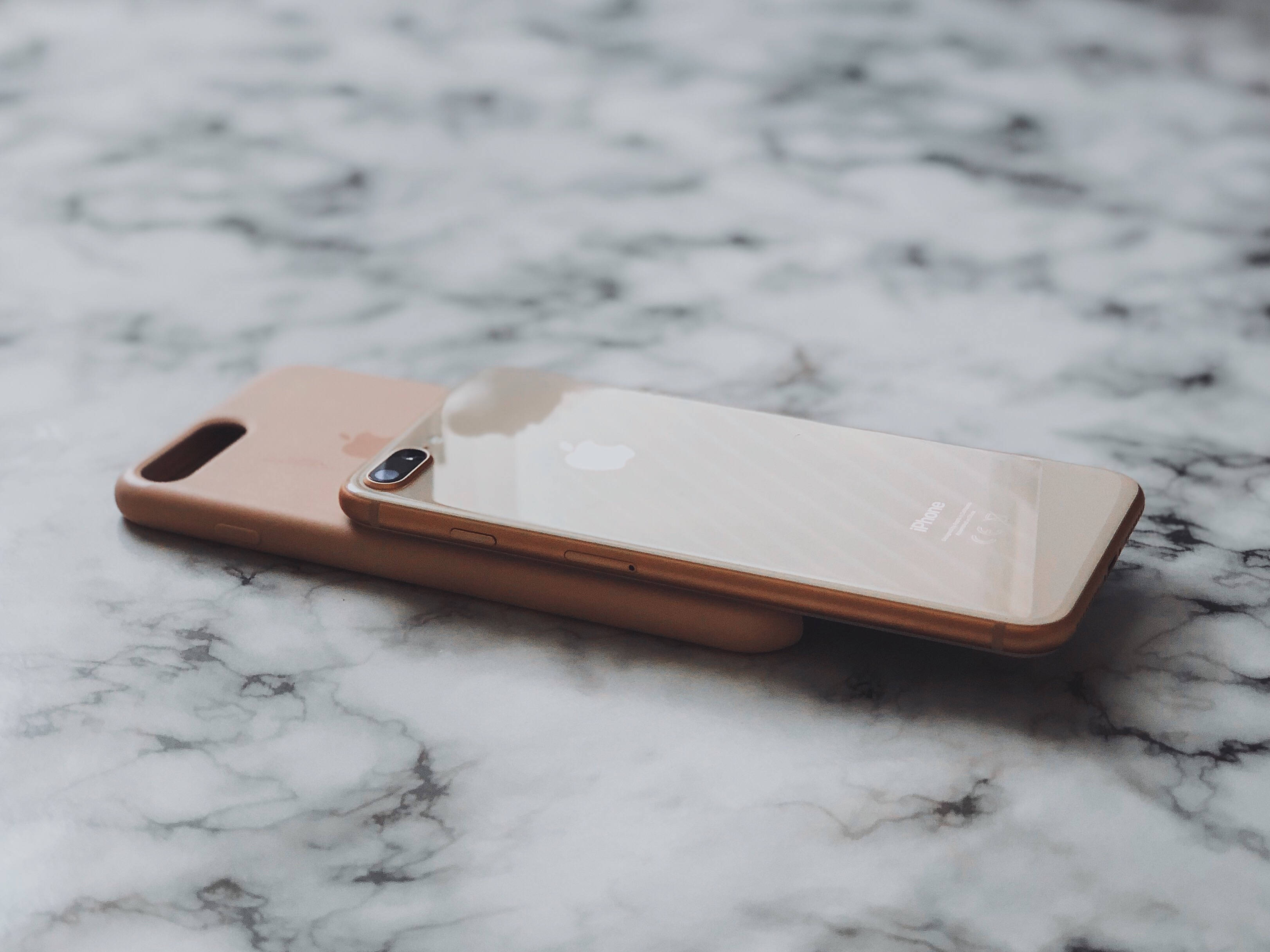 iPhone 8 с калъф Тапет