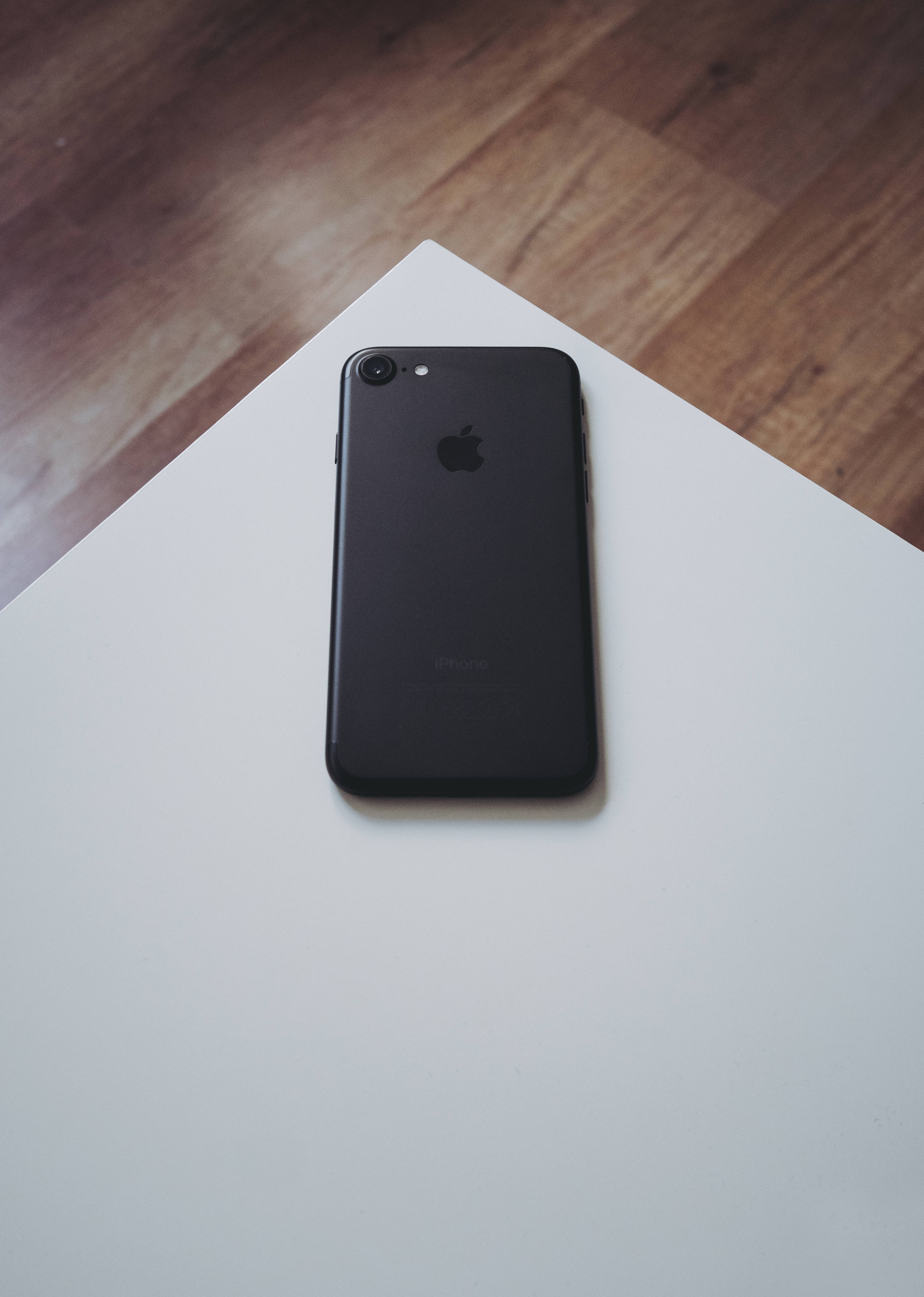 iPhone 8 на бяла повърхност Тапет