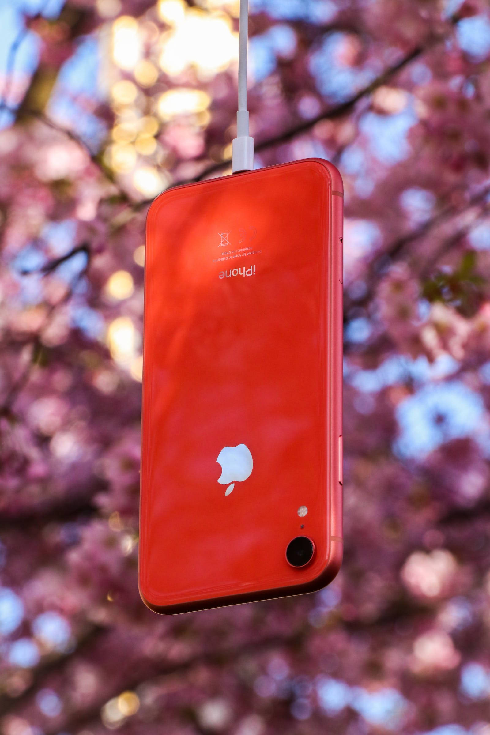 Червен iPhone сред природата Тапет