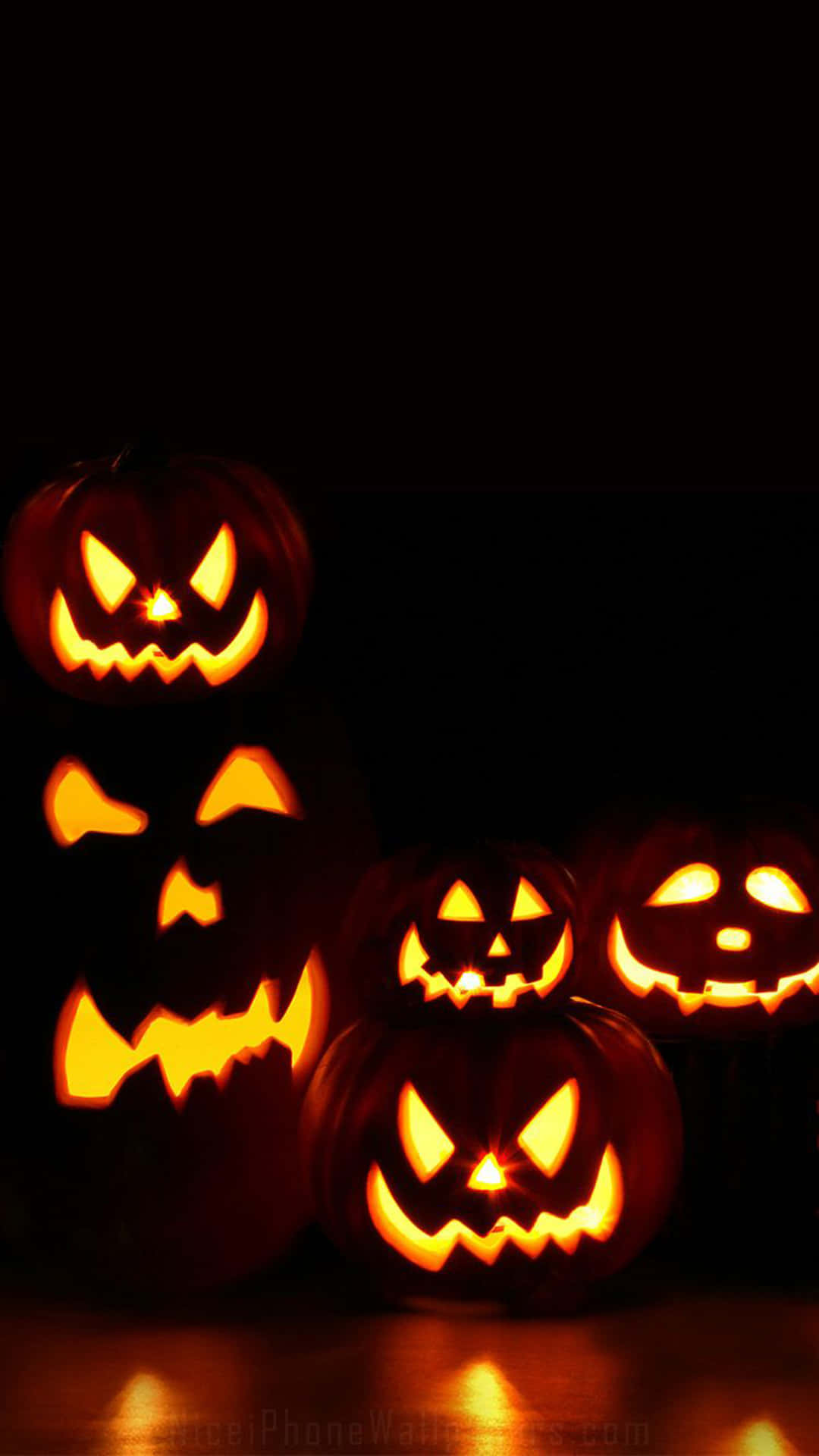 Фенери от тикви в тъмнина за iPhone Halloween фон Тапет