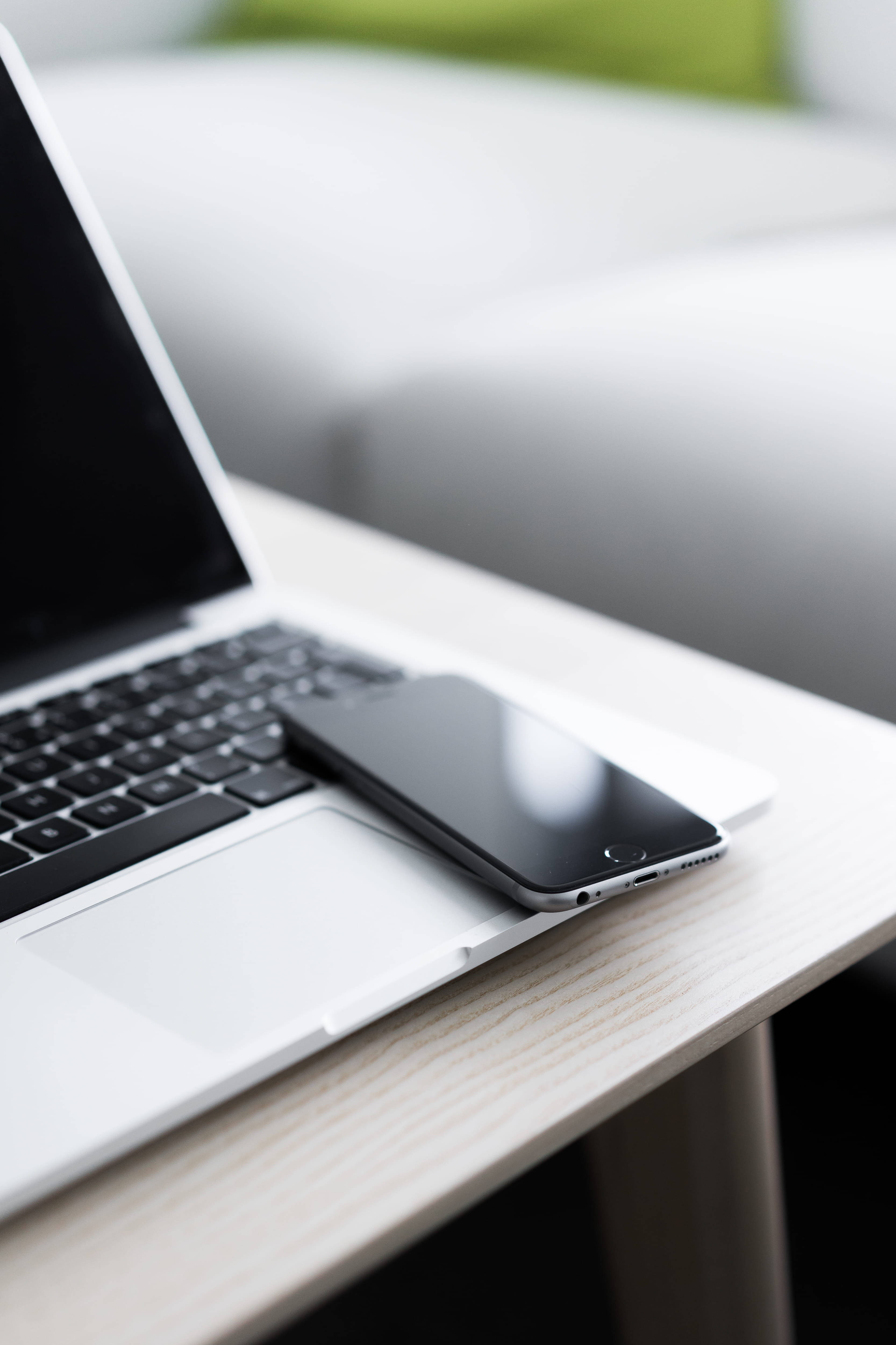 iPhone на бюро с MacBook Тапет