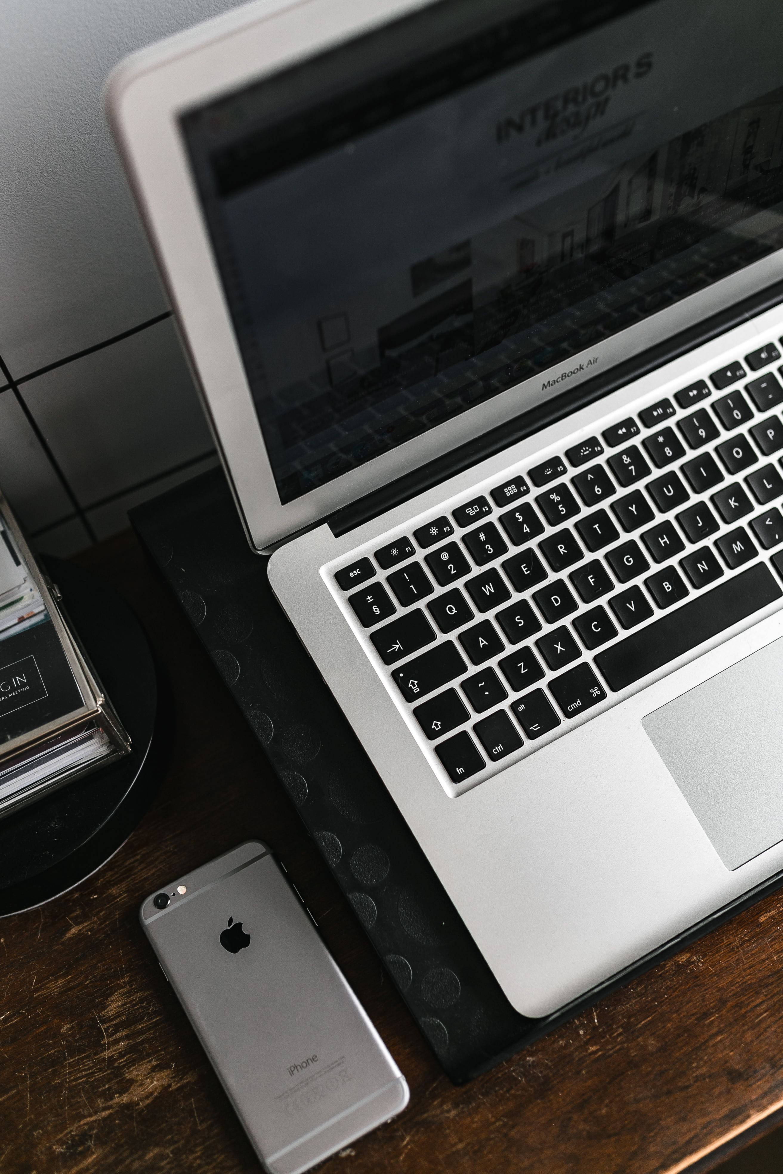 iPhone бюро със сребърен MacBook Тапет