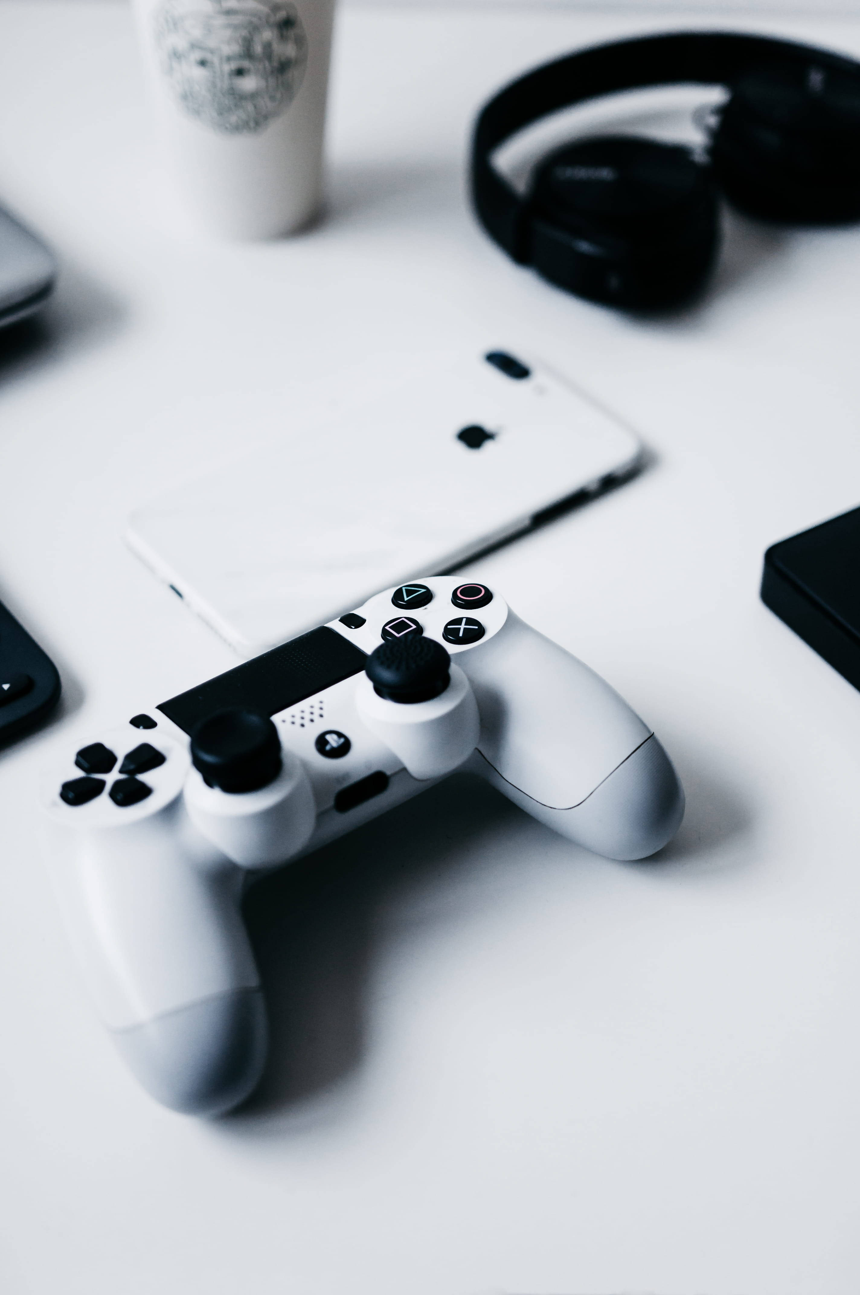 iPhone на бюро с PlayStation контролер Тапет