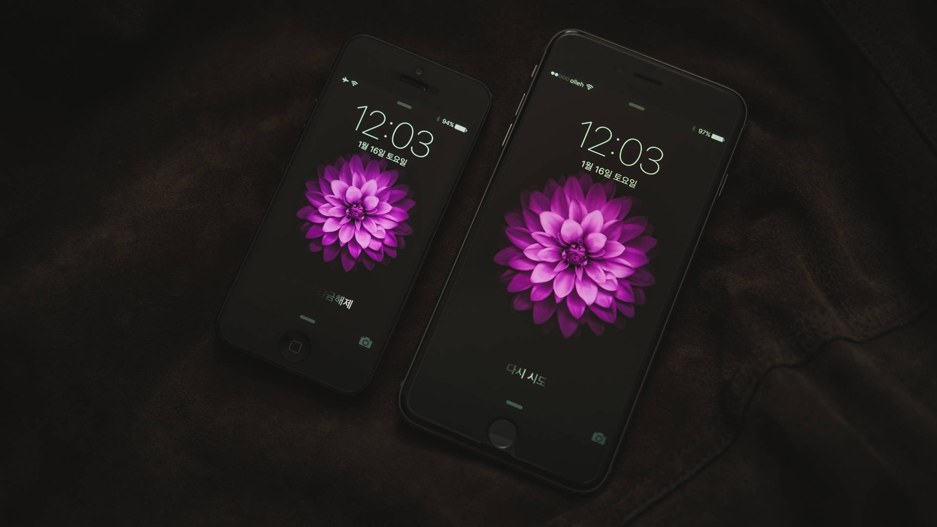 Завладяващ iPhone на работно бюро Тапет
