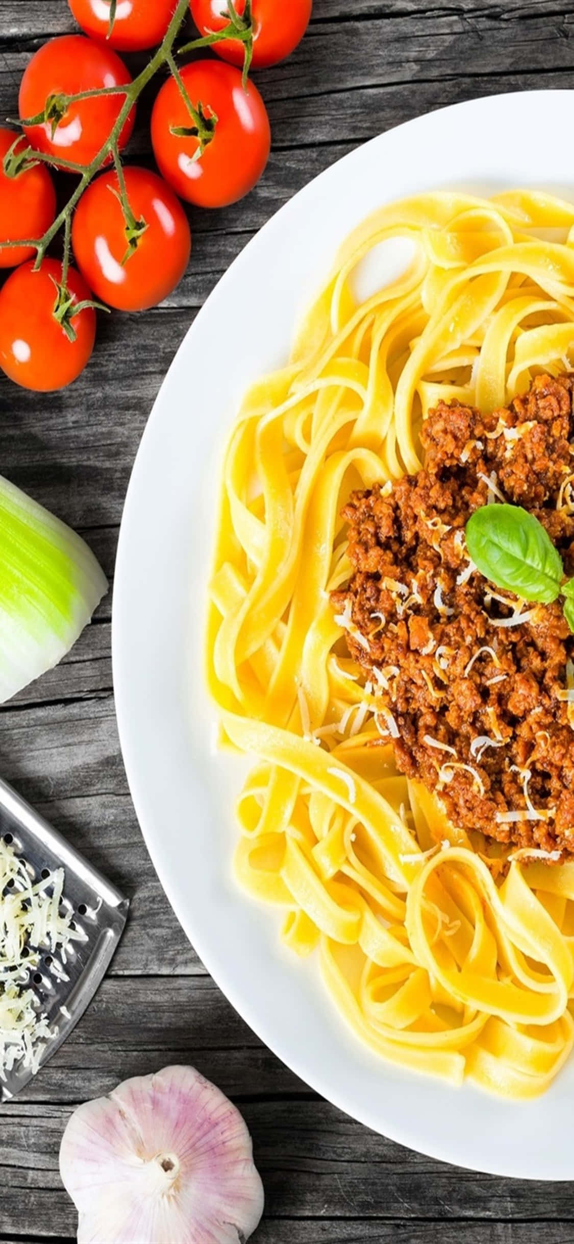 Епикурейско удоволствие - iPhone X, показващ живите цветове и вкусна текстура на паста. Тапет