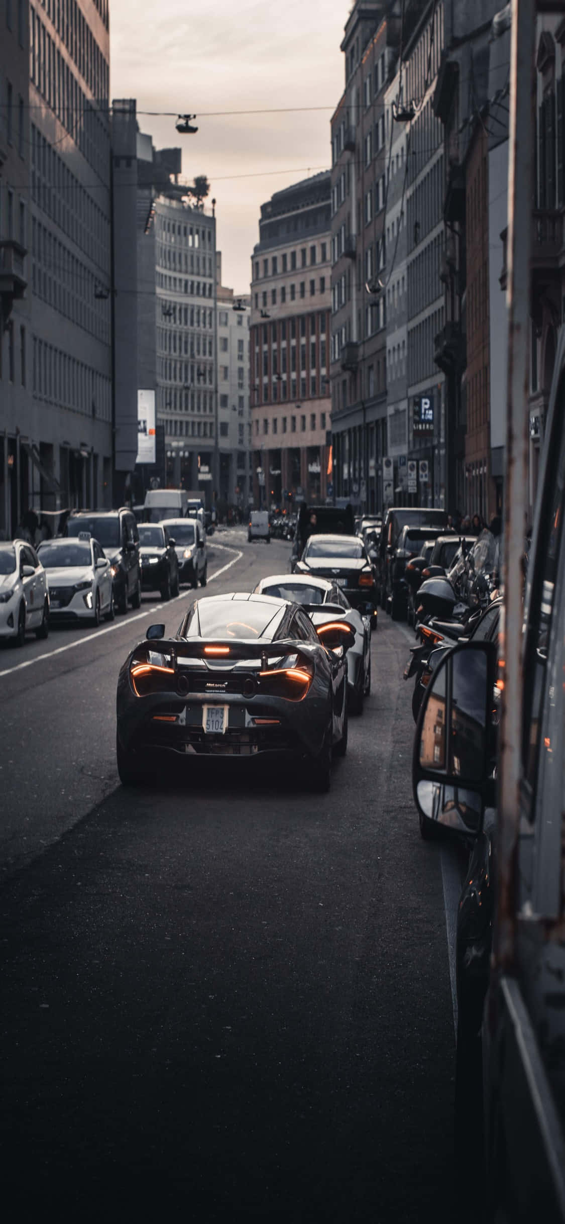 iPhone X Mclaren 720s градски изглед фон Тапет