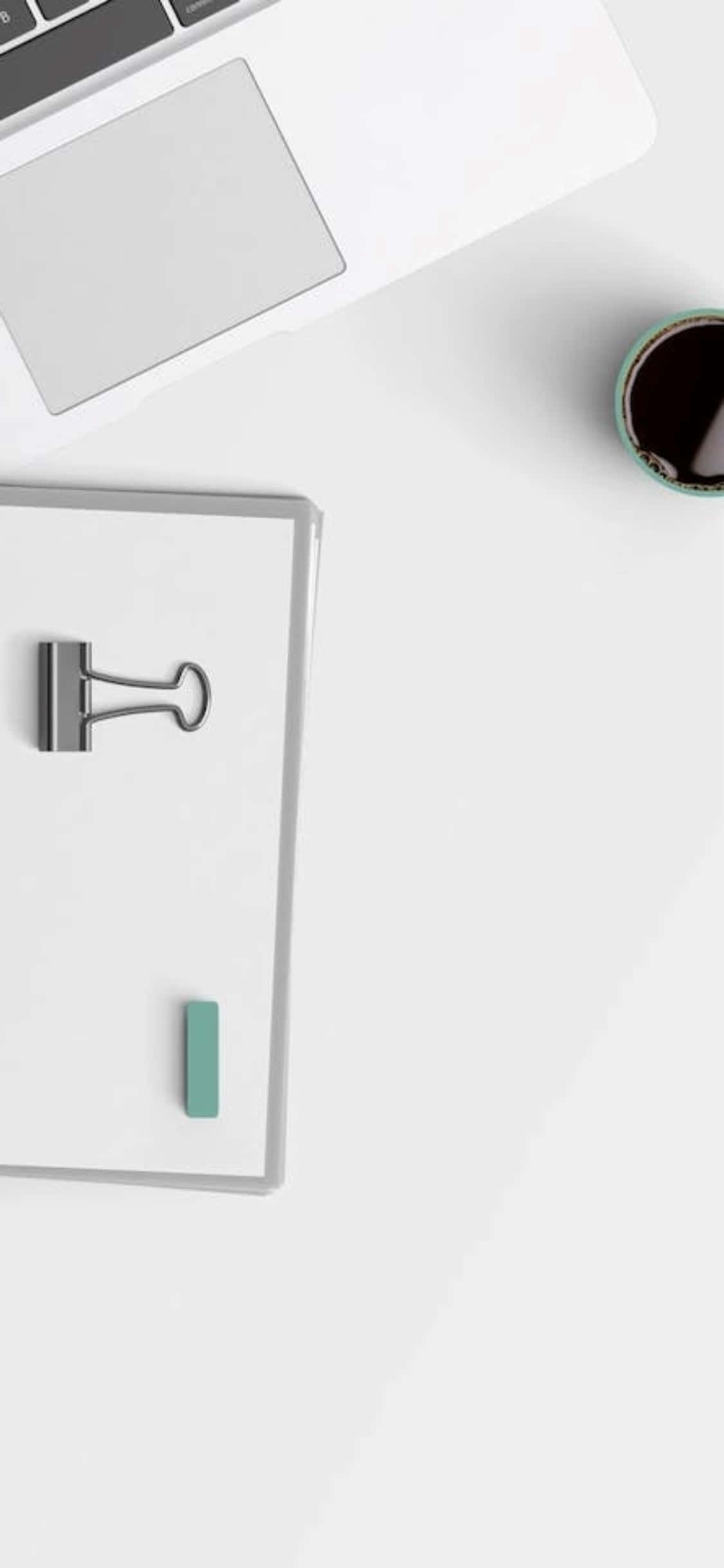Тапет за iPhone X с клипборд и лаптоп на бюро Тапет