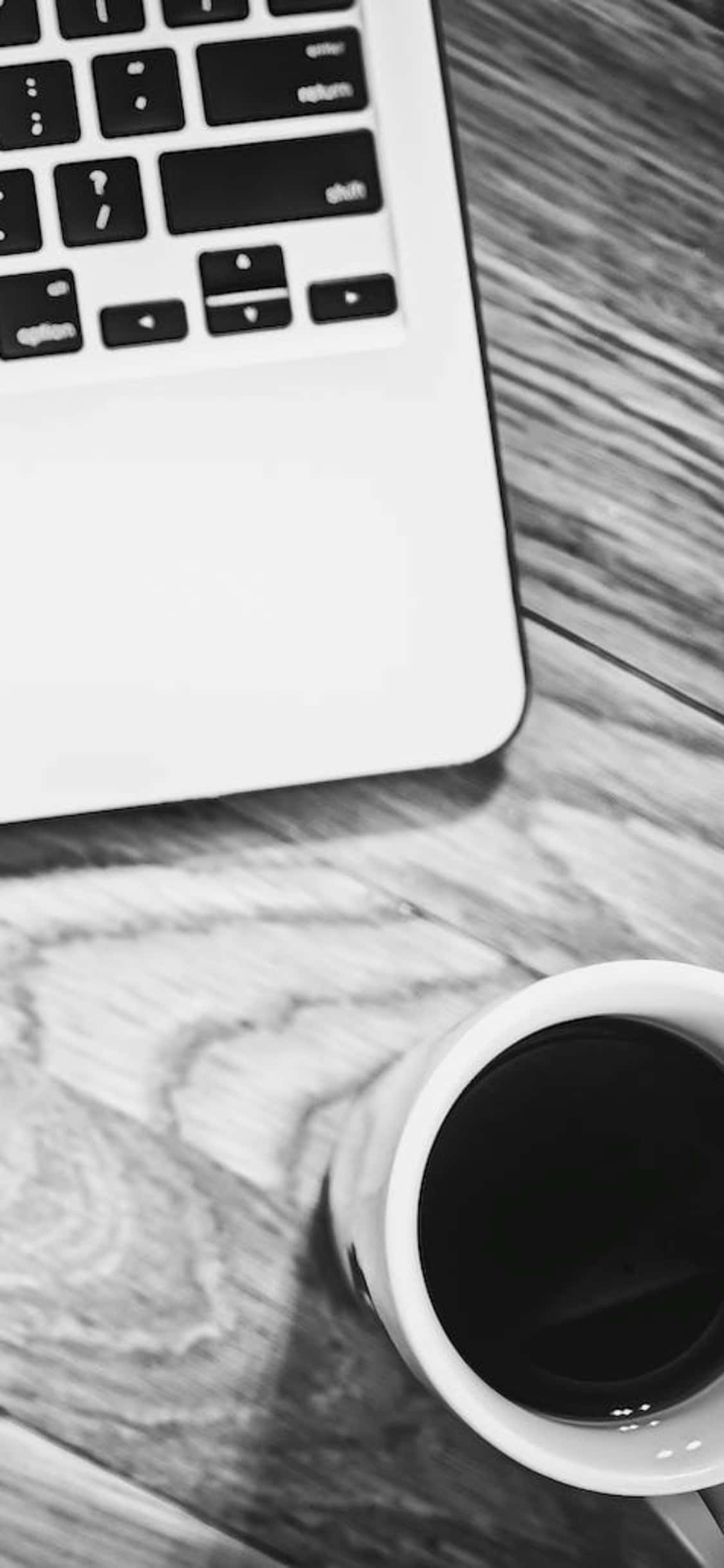 iPhone X бюро фон черно-бяла снимка с чаша лаптоп Тапет