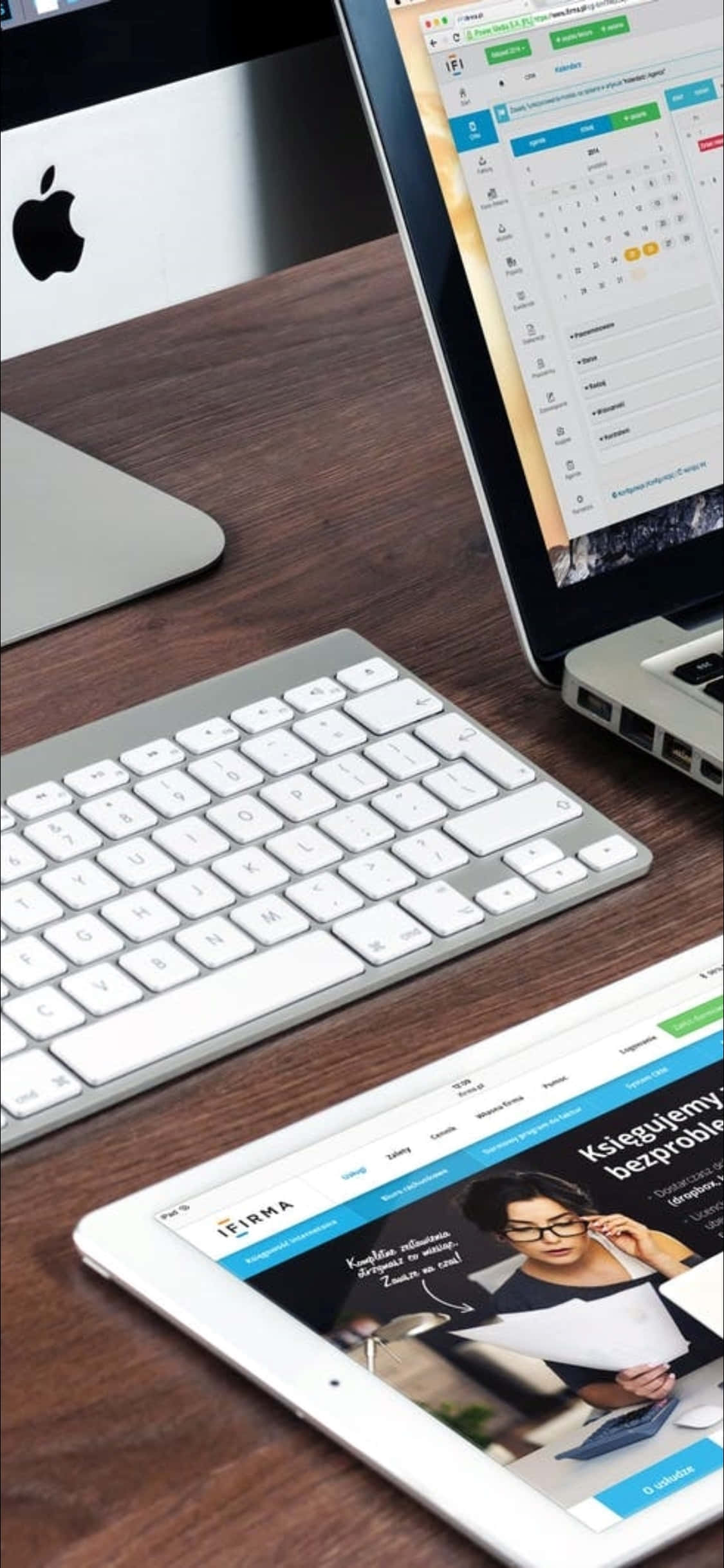 iPhone X бюро фон лаптоп и клавиатура Тапет