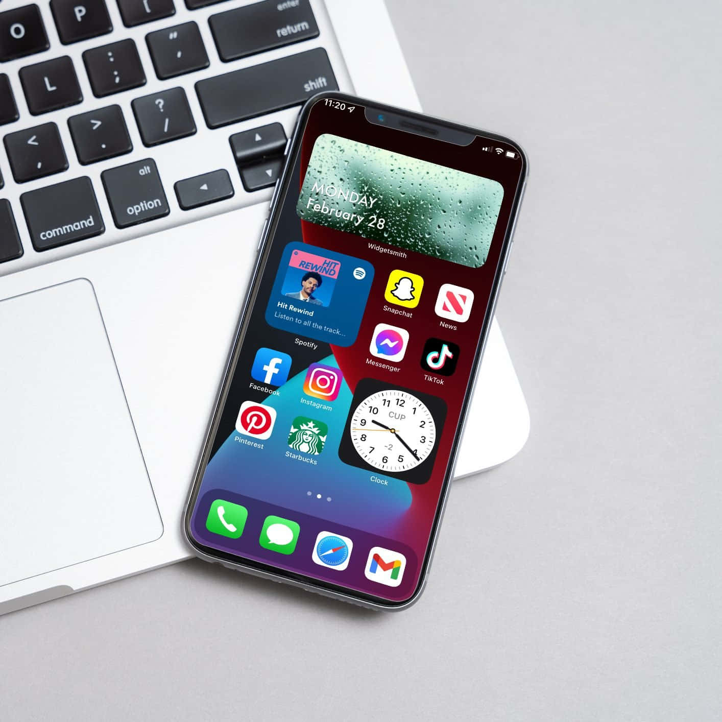 iPhone XR с приложения на екрана, поставлен до лаптоп Тапет