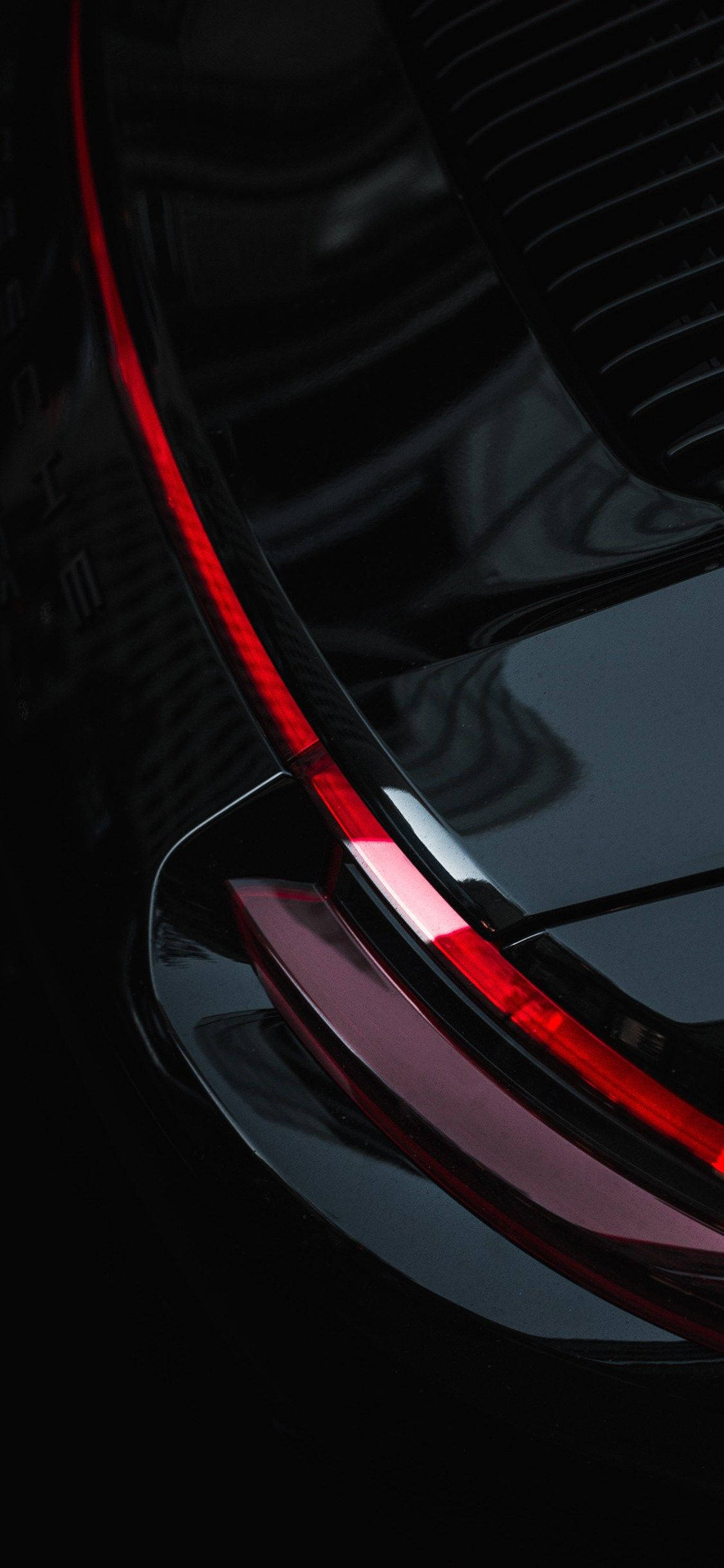 Отразявайки лукс на iPhone XR с черна кола на огнена дорога. Тапет
