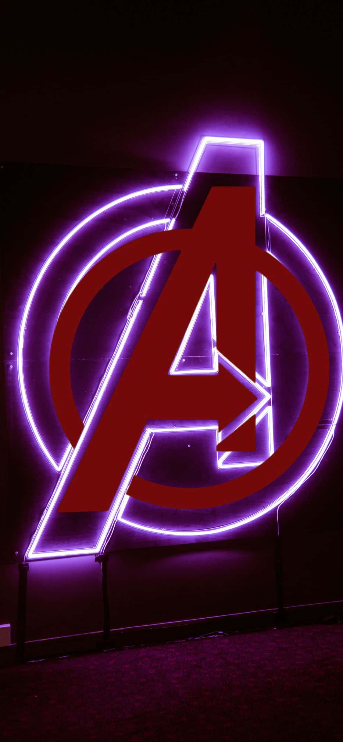 iPhone XS червено лого Avengers фон Тапет