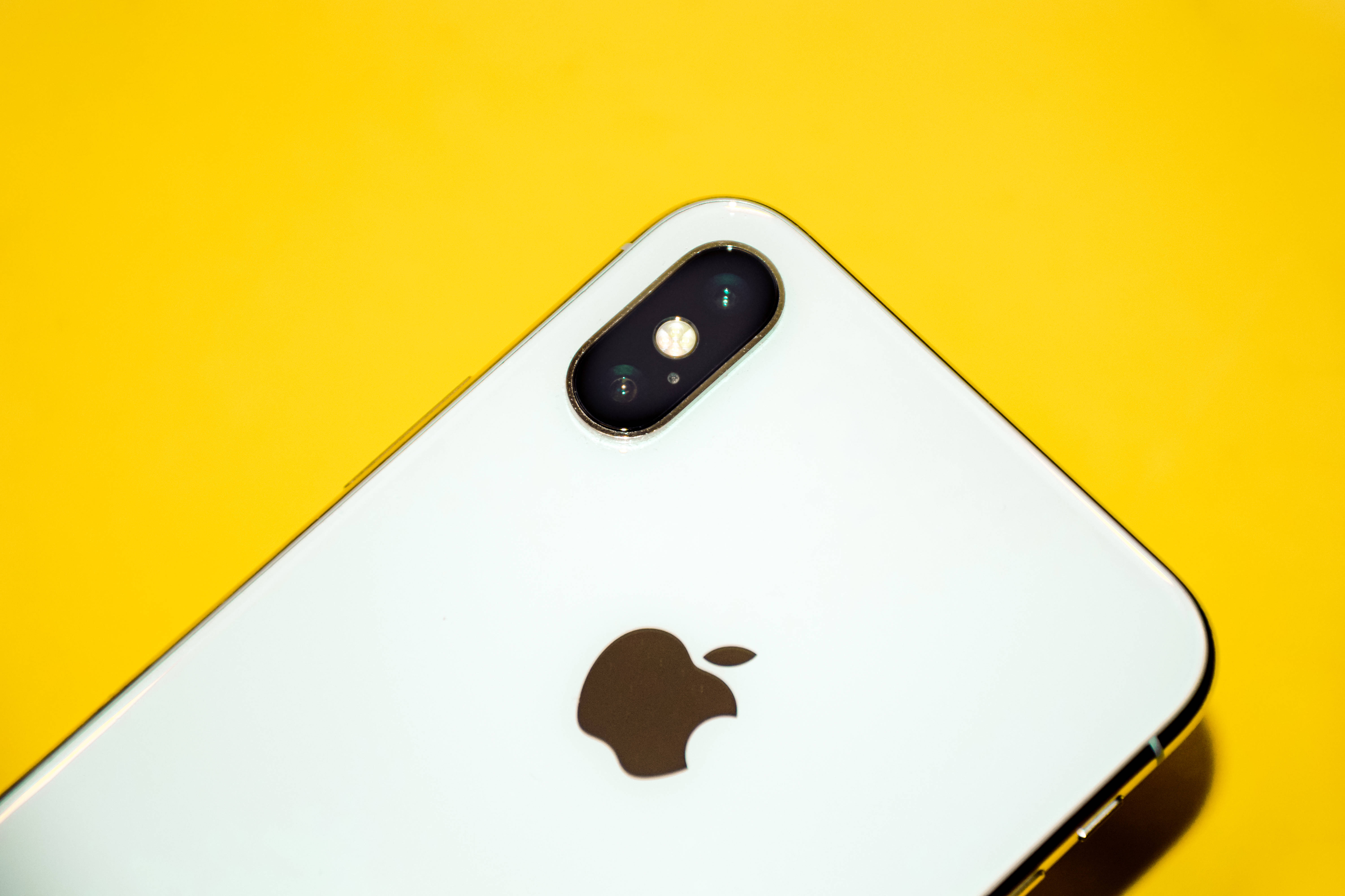 iPhone Xs Max на жълто Тапет