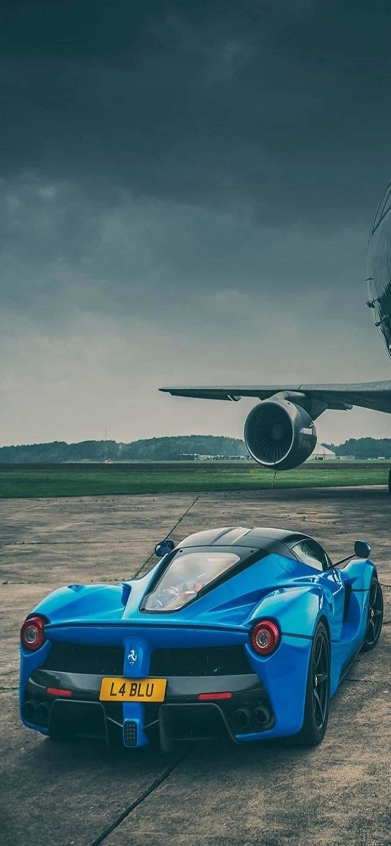 iPhone Xs Max Ferrari фон Гланциво синя LaFerrari на летище Тапет