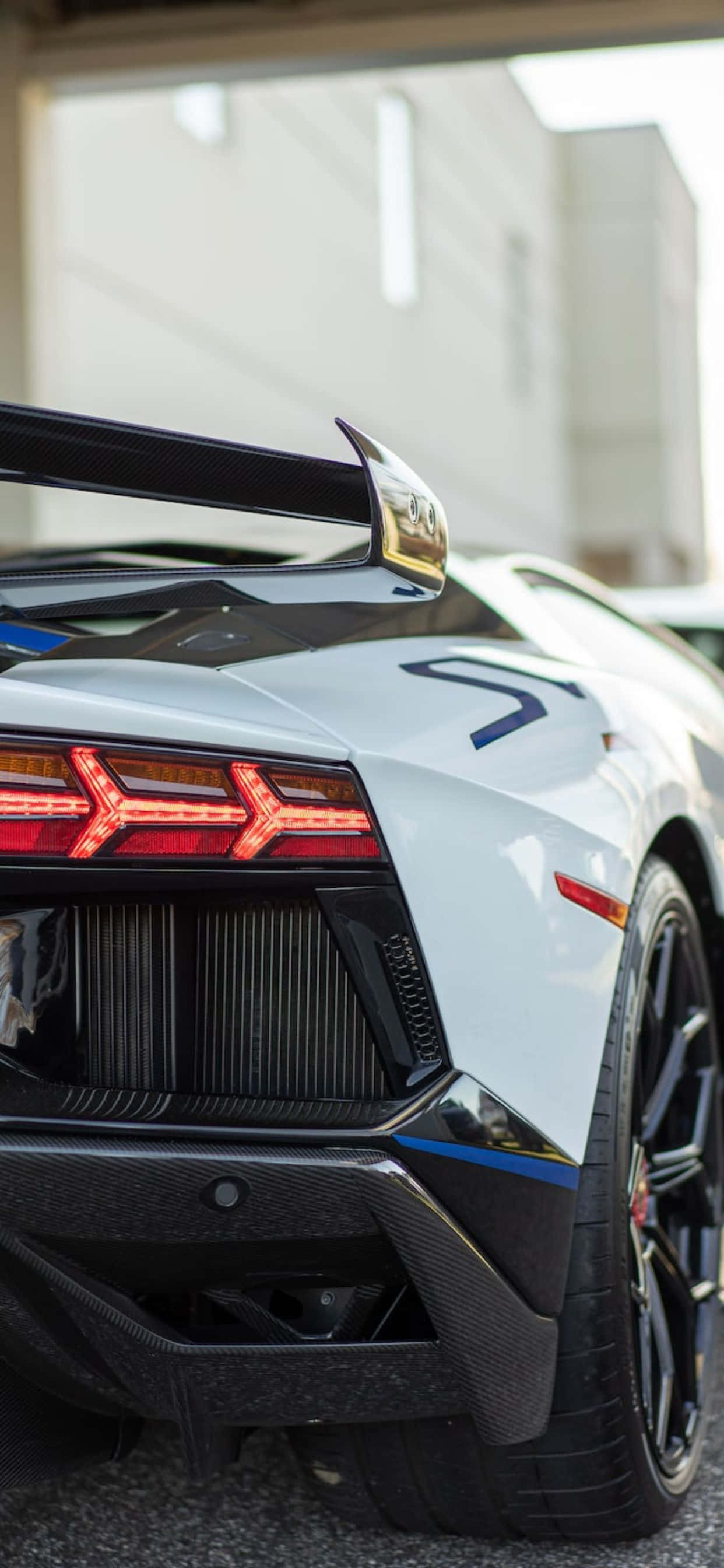Фон за iPhone XS Max с бял Lamborghini отзад Тапет