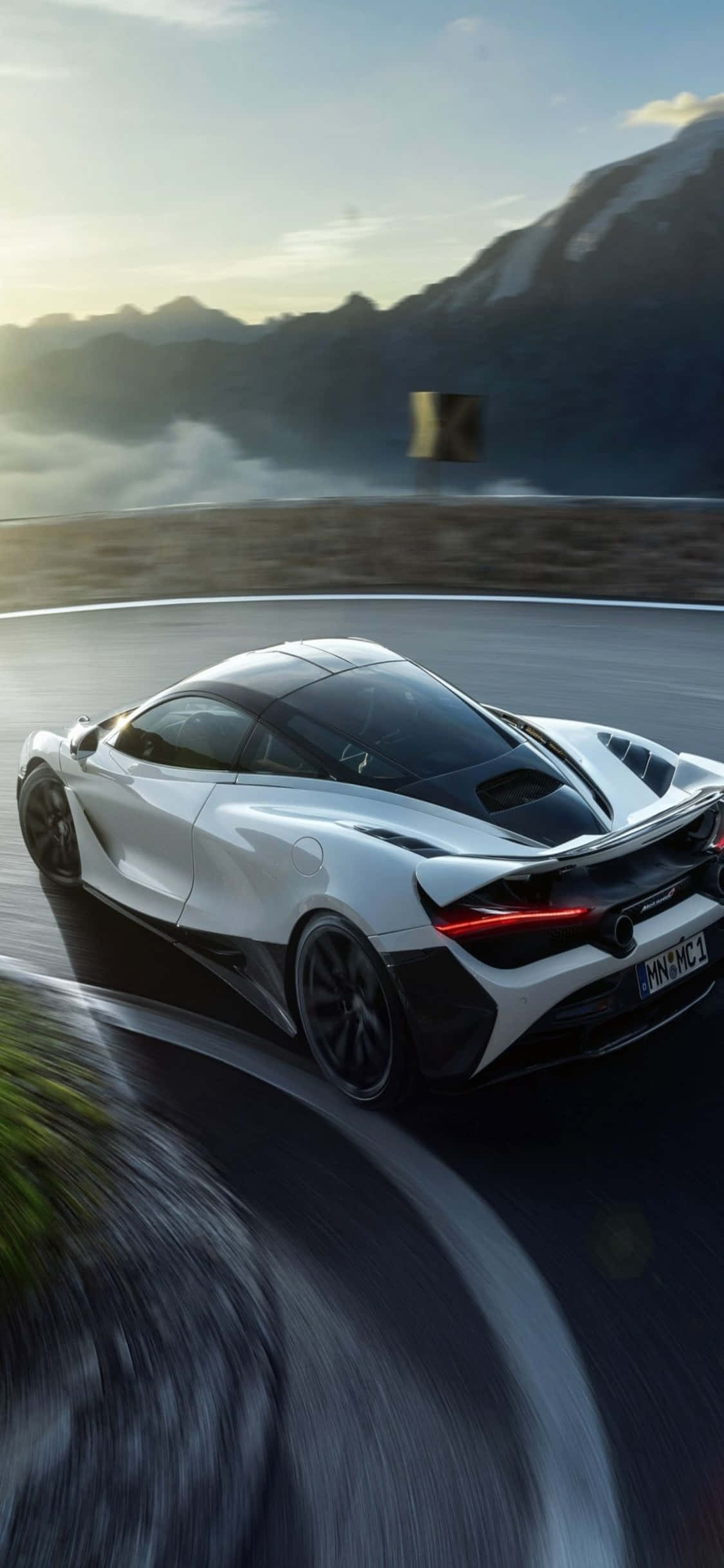 Зареди живот си с iPhone Xs и McLaren 720s Тапет