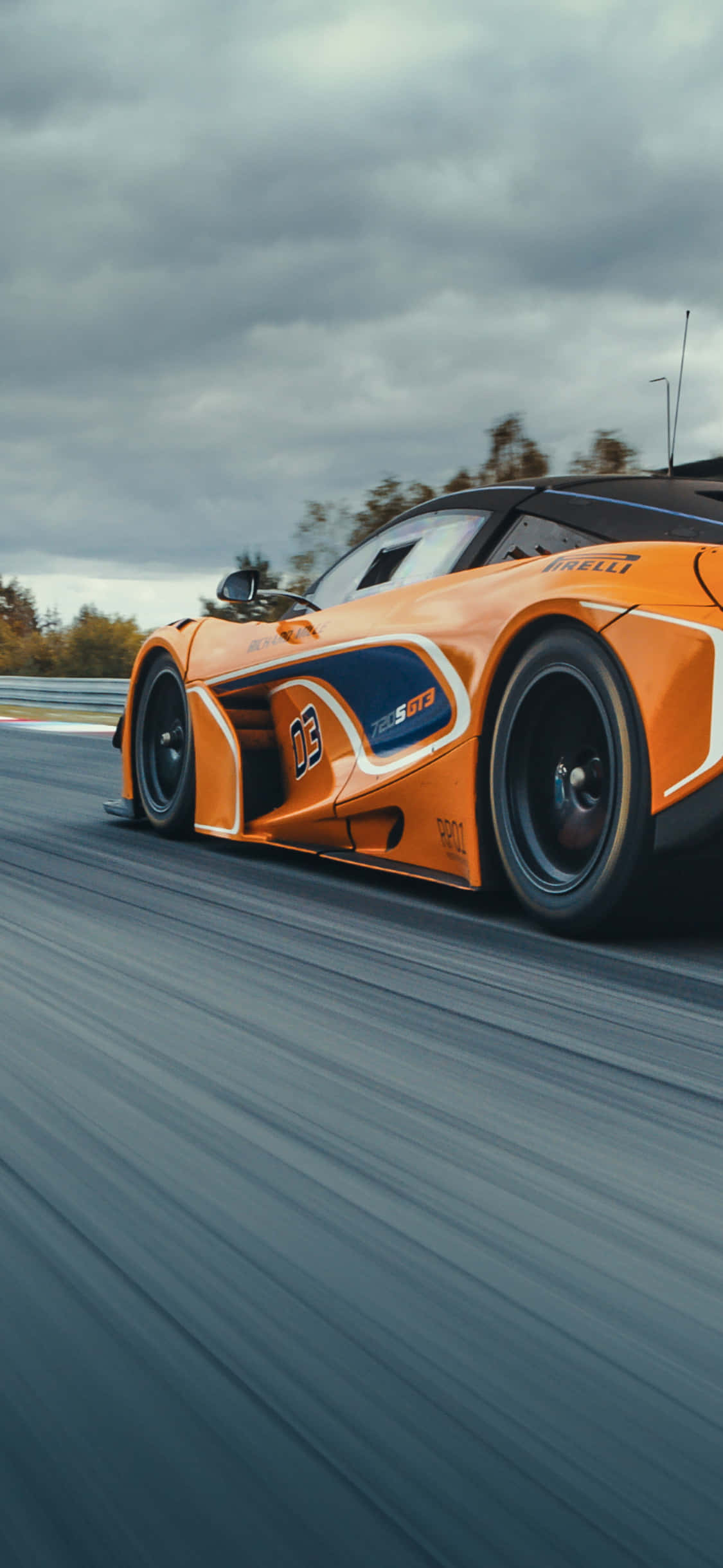 Скорост среща стил – iPhone Xs и McLaren 720s Тапет