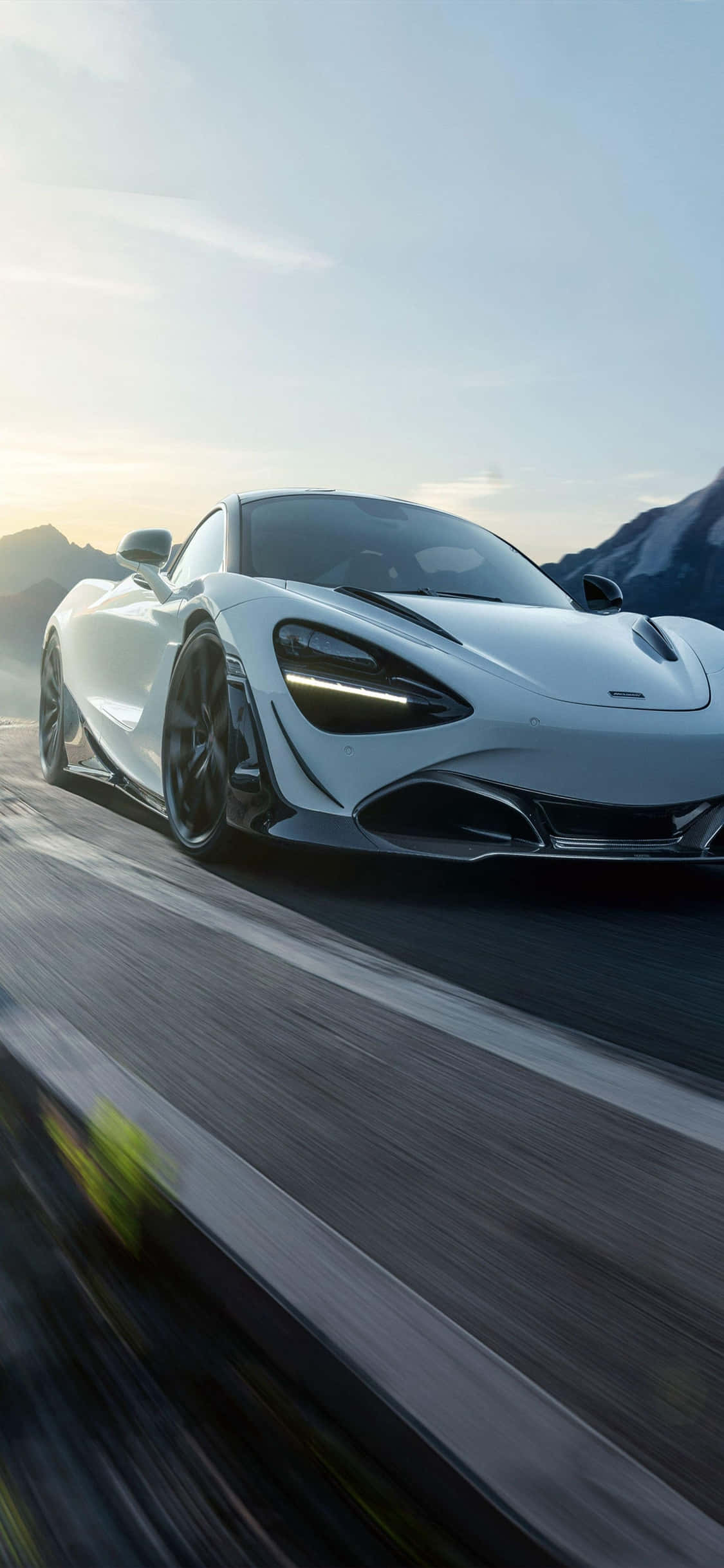 Карайте стилно с iPhone XS в McLaren 720S Тапет