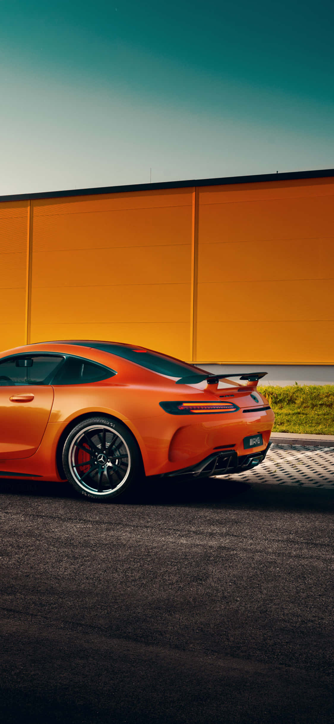 Оранжев фон за iPhone Xs Mercedes Amg Тапет