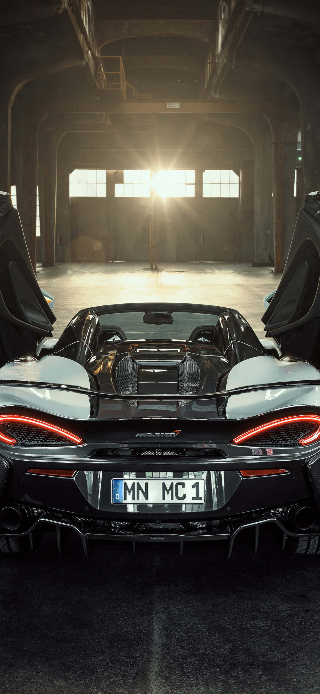 iPhone Xs изглежда като у дома на фона на McLaren 720s Тапет