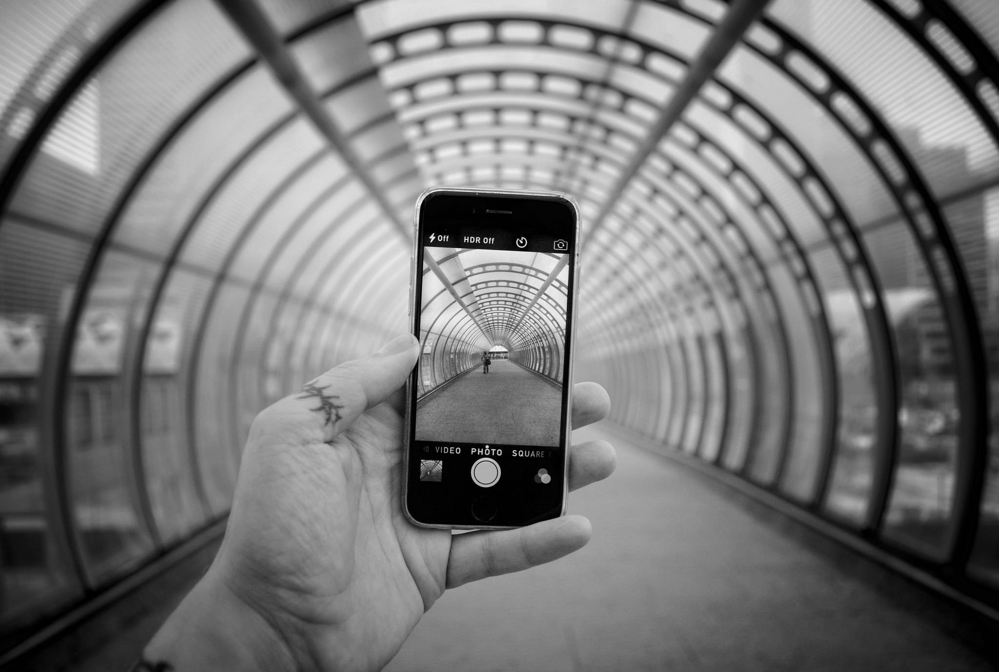 Елегантен сребърен iPhone на спокоен цветен фон Тапет