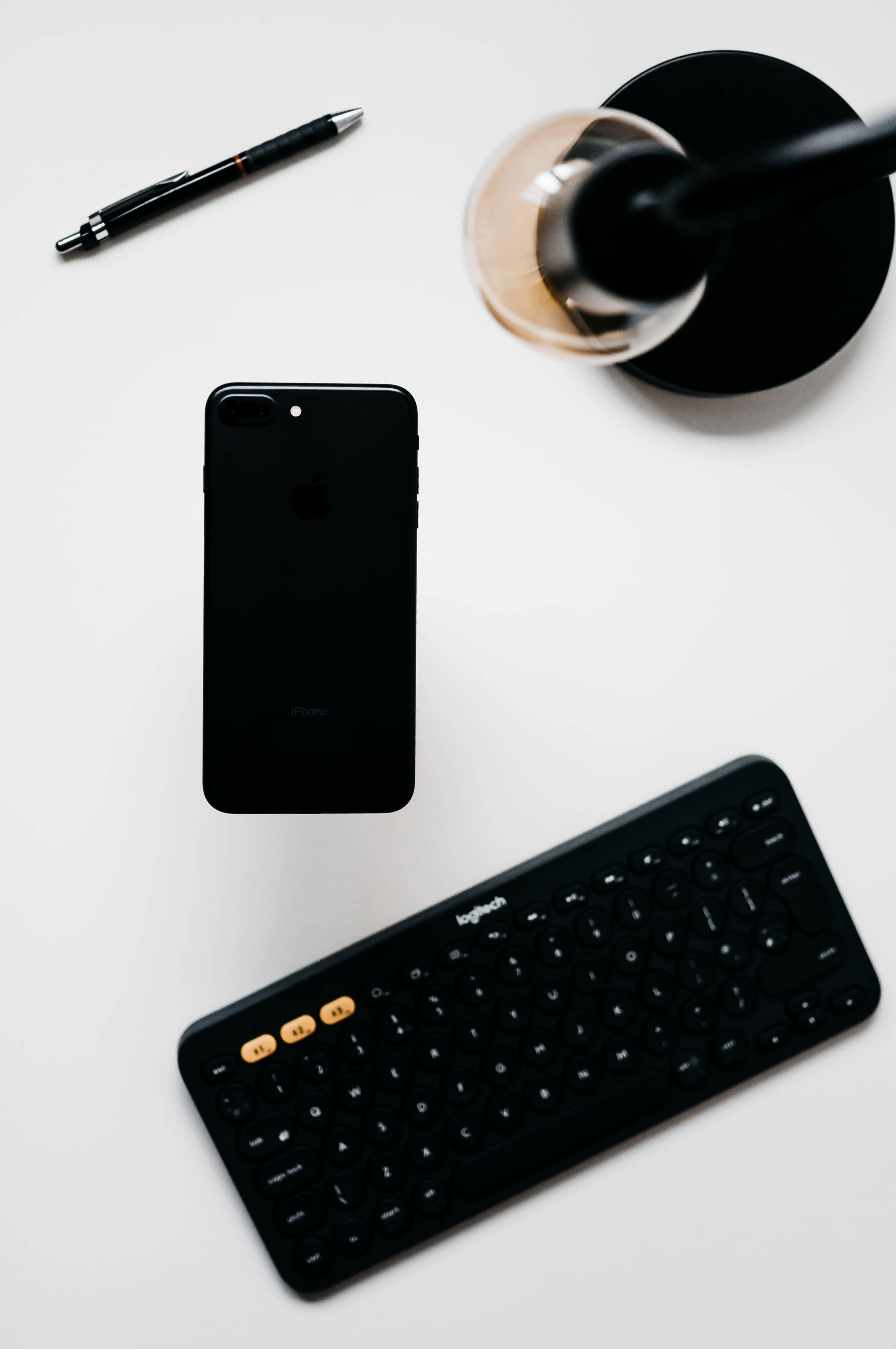 Минималистично iPhone бюро с черна клавиатура Тапет