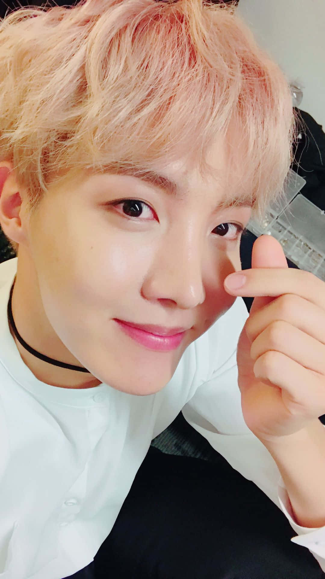 J-hope от BTS показва сърце с пръсти Тапет