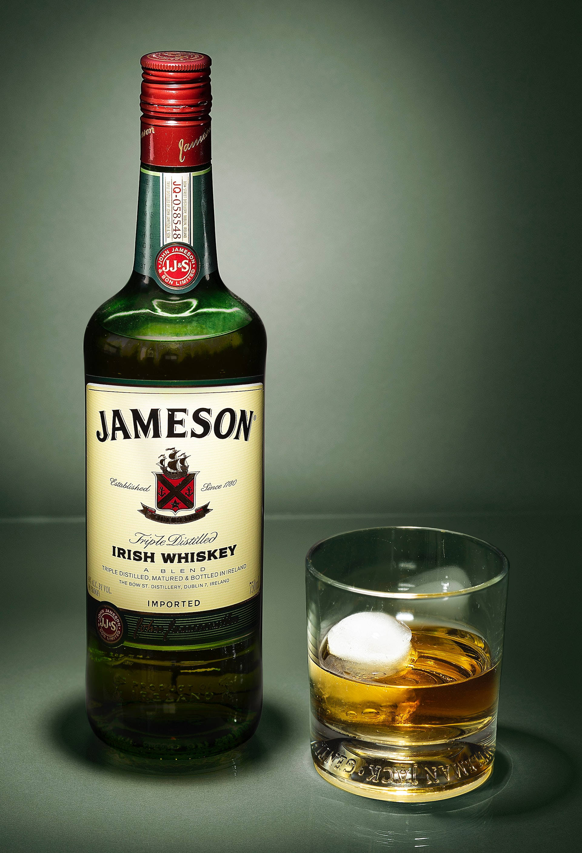 Бутилка и чаша на уиски Jameson Тапет