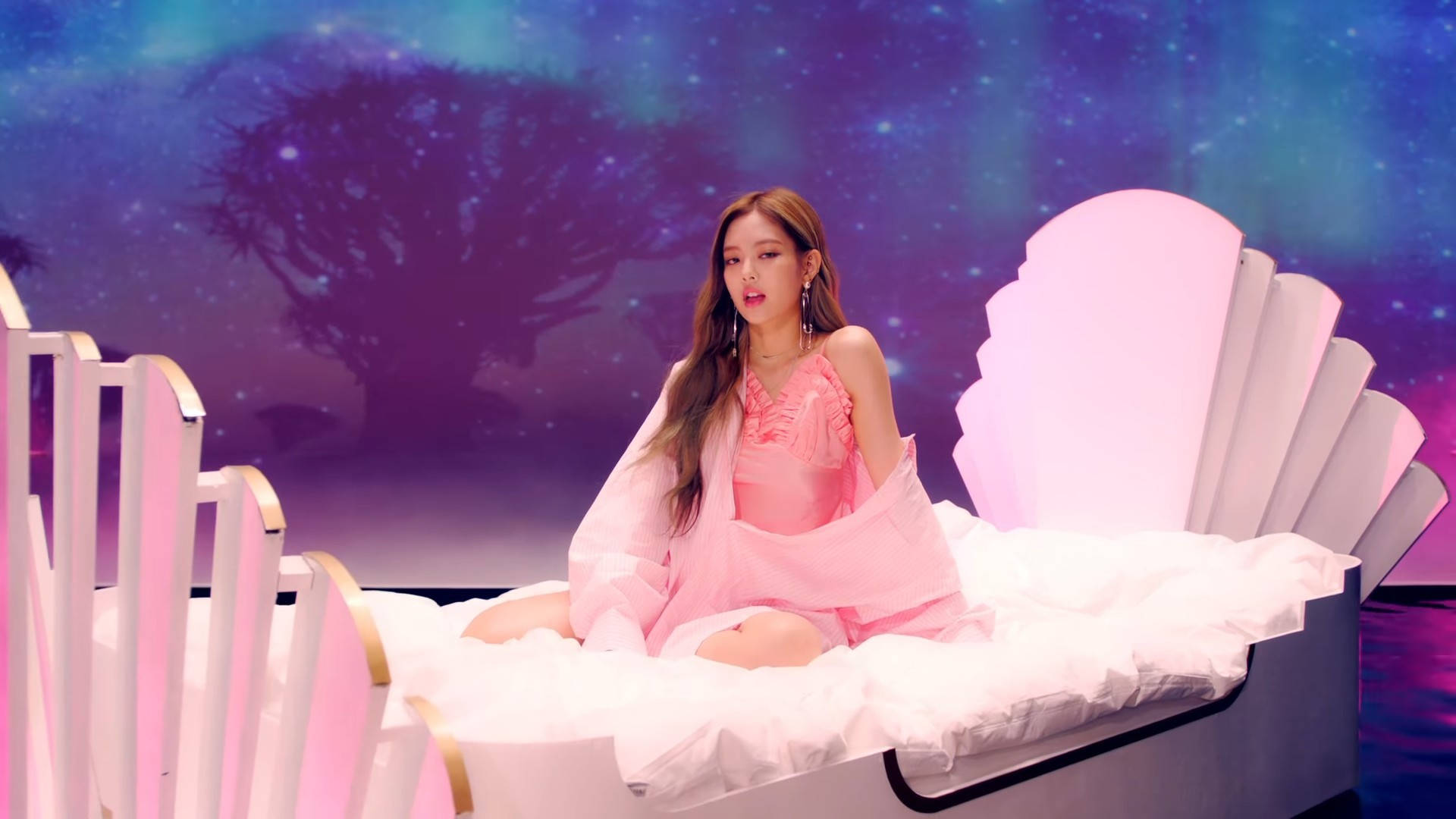 Jennie от K-pop групата Blackpink в музикалния видеоклип As If It's Your Last Тапет