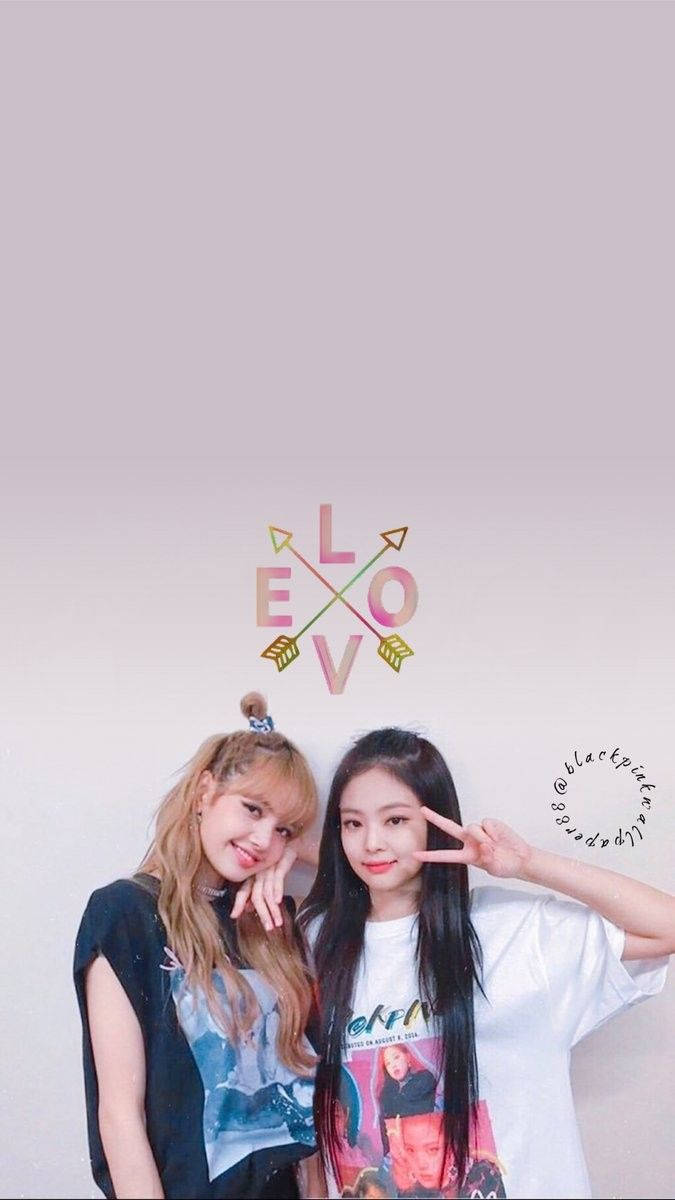 Jennie и Lisa от K-Pop групата Blackpink изглеждат страхотно в съчетаващи се тоалети Тапет