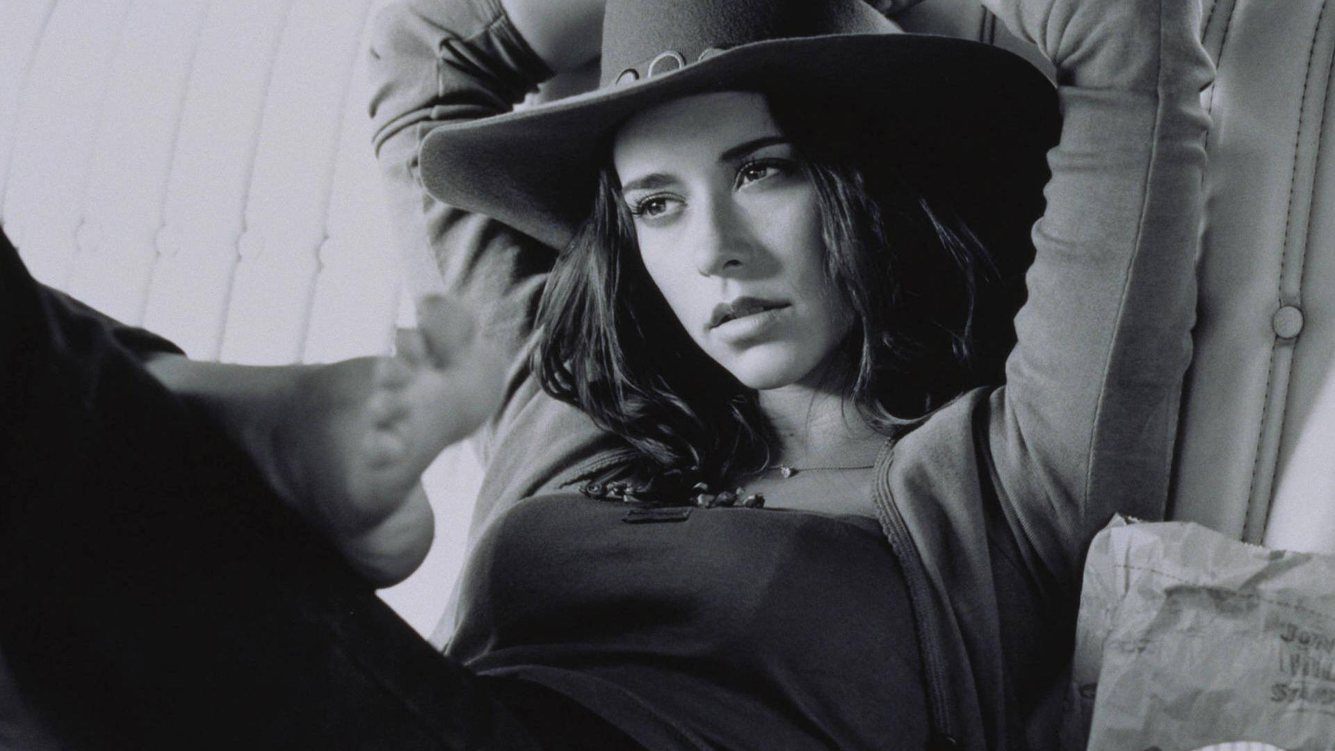 Jennifer Love Hewitt в черно-бяло Тапет