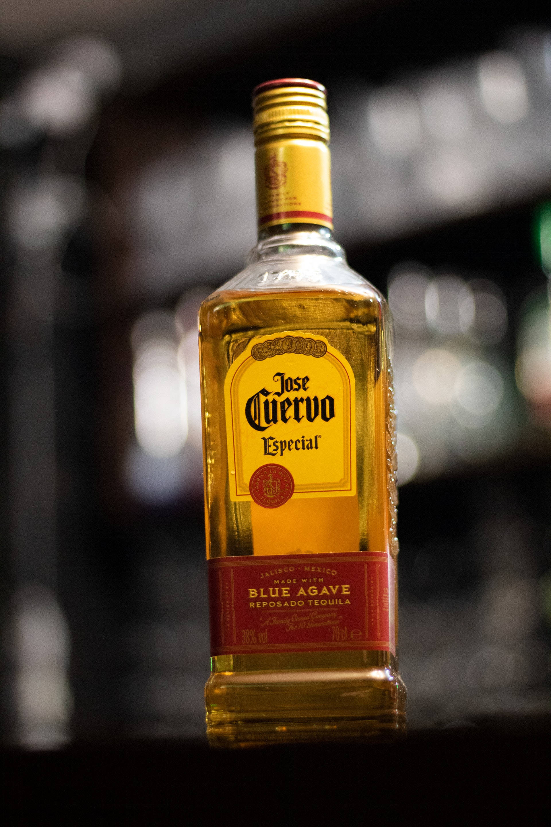 Елегантна бутилка Jose Cuervo Agave Tequila Тапет