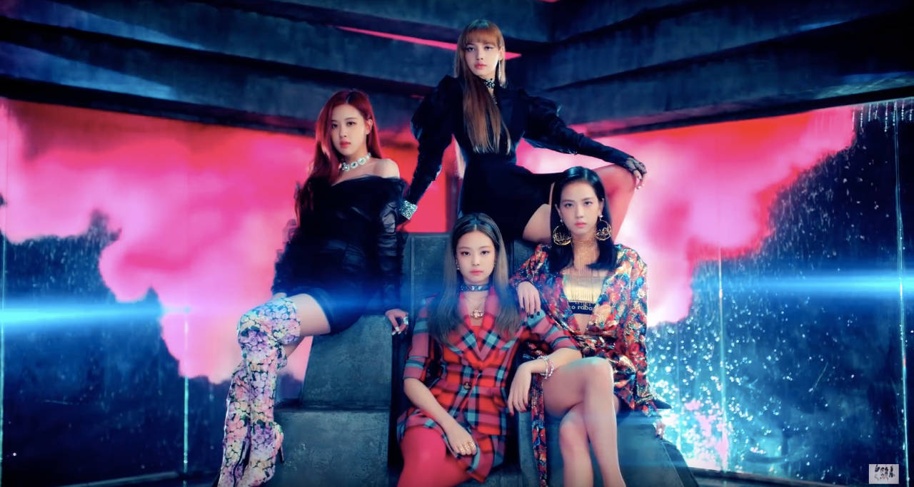 Изображение: Членове на K-Pop групата Blackpink в техния MV „DDU-DU DDU-DU“ Тапет