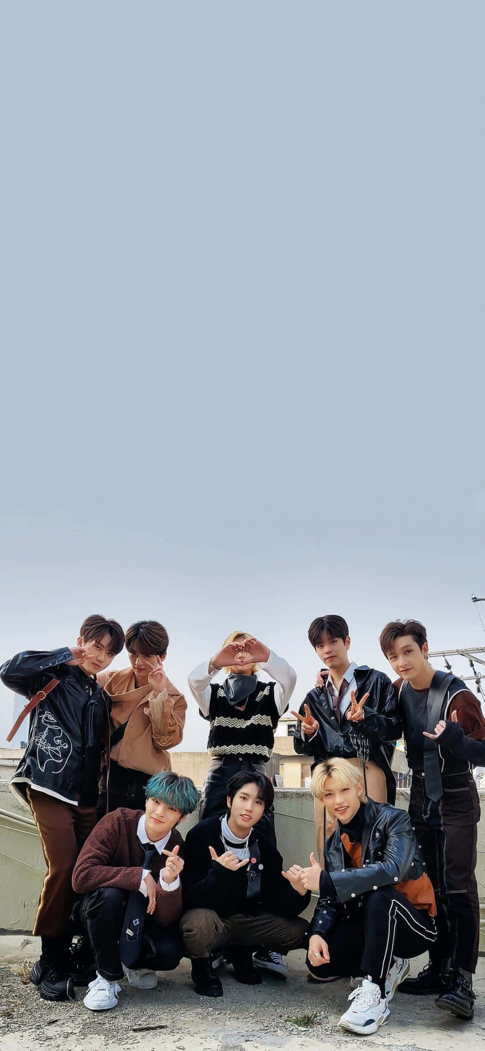 Феликс от K-pop група Stray Kids позира уверено Тапет