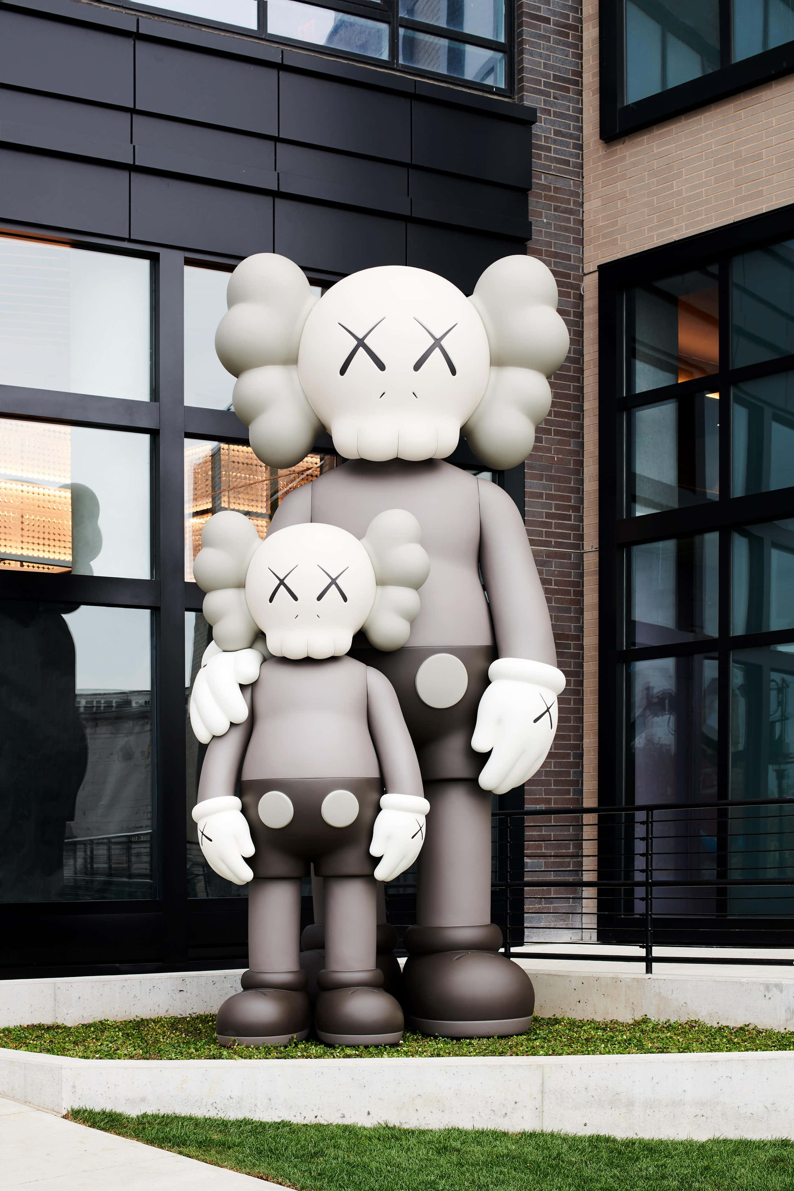 Kaws представя нова линия скулптури Тапет