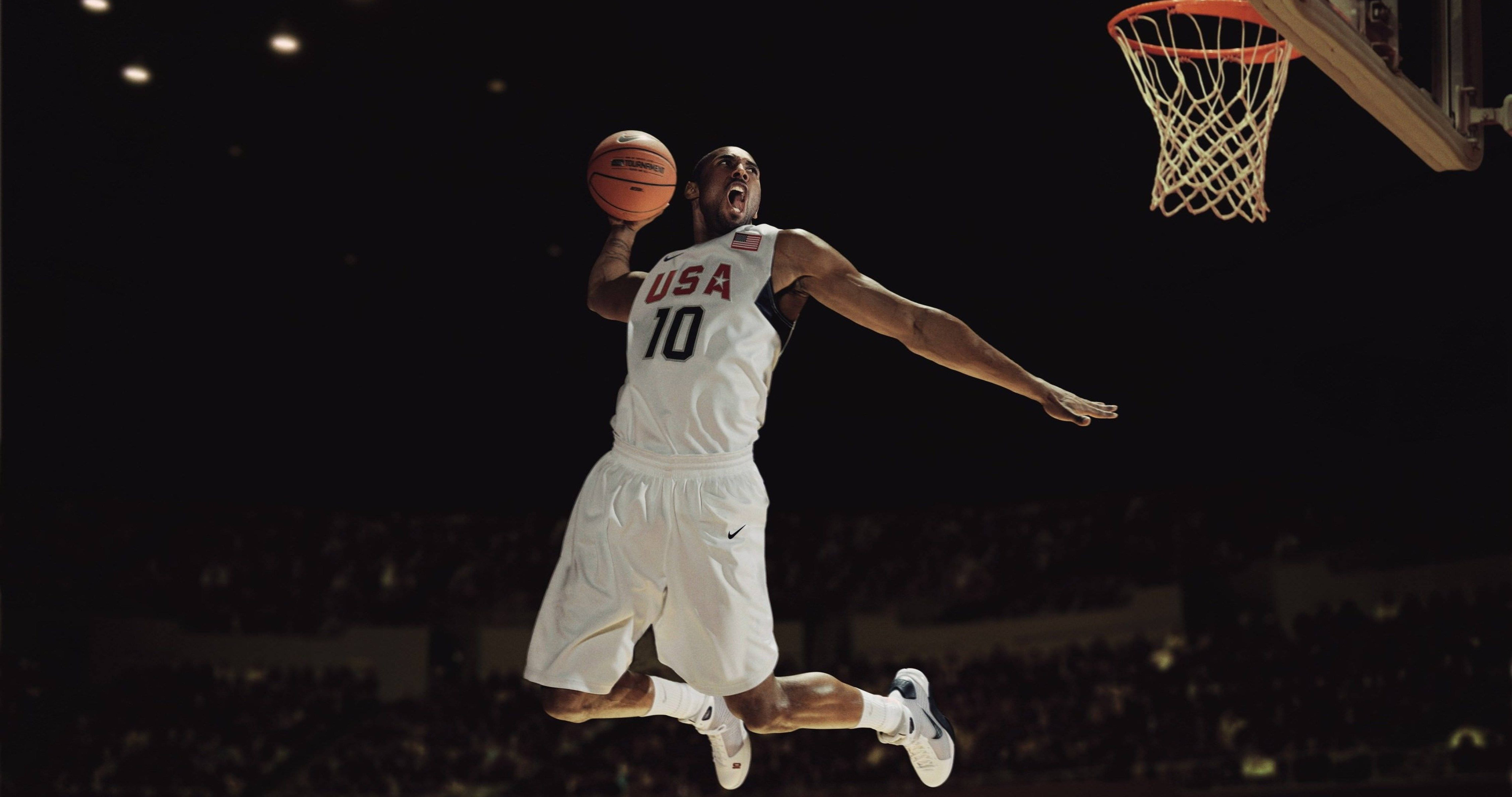 Kobe Bryant Емблематичен скок 4K Тапет