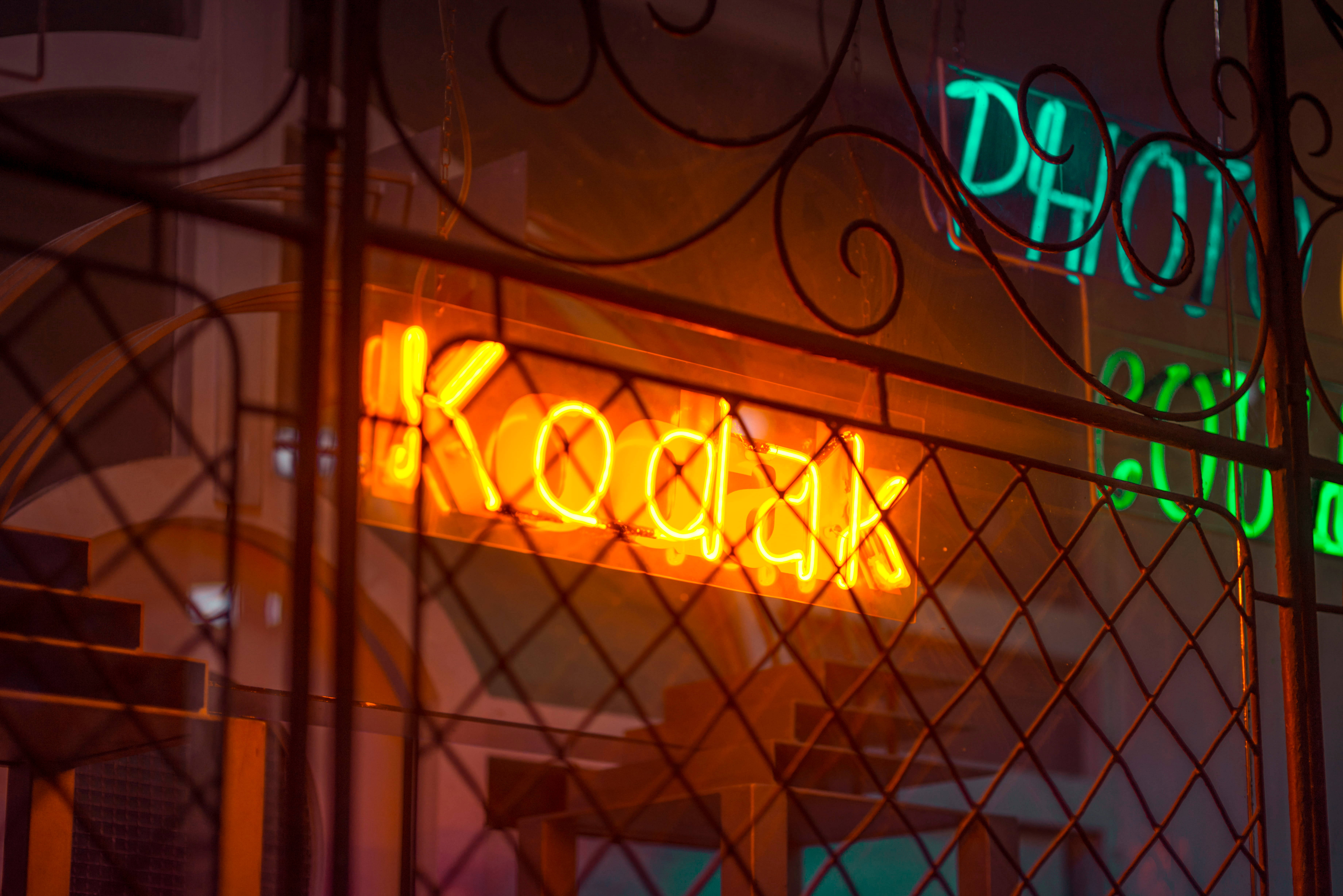 Неонова оранжева естетика Kodak Тапет