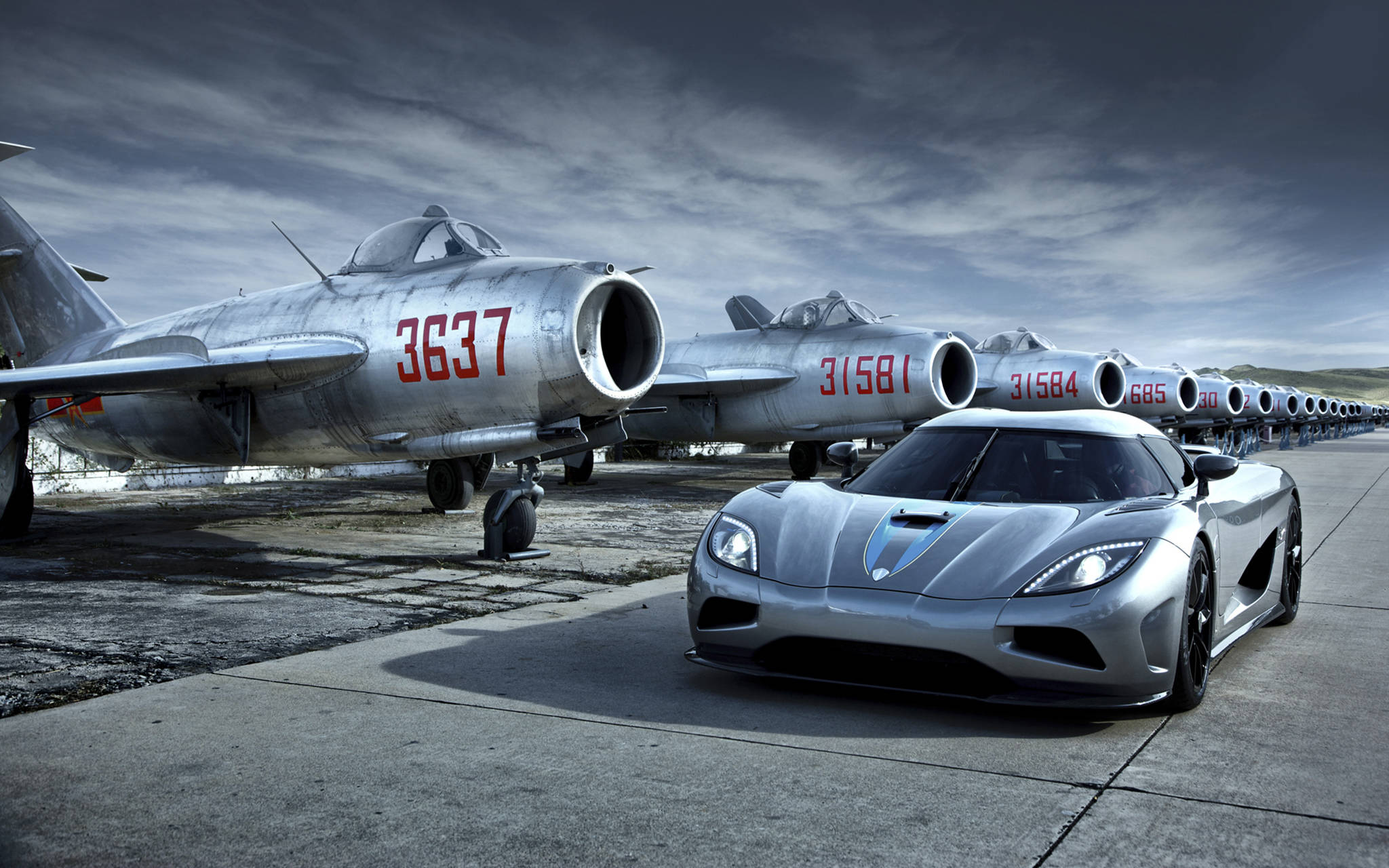 Готина кола Koenigsegg в сиво Тапет