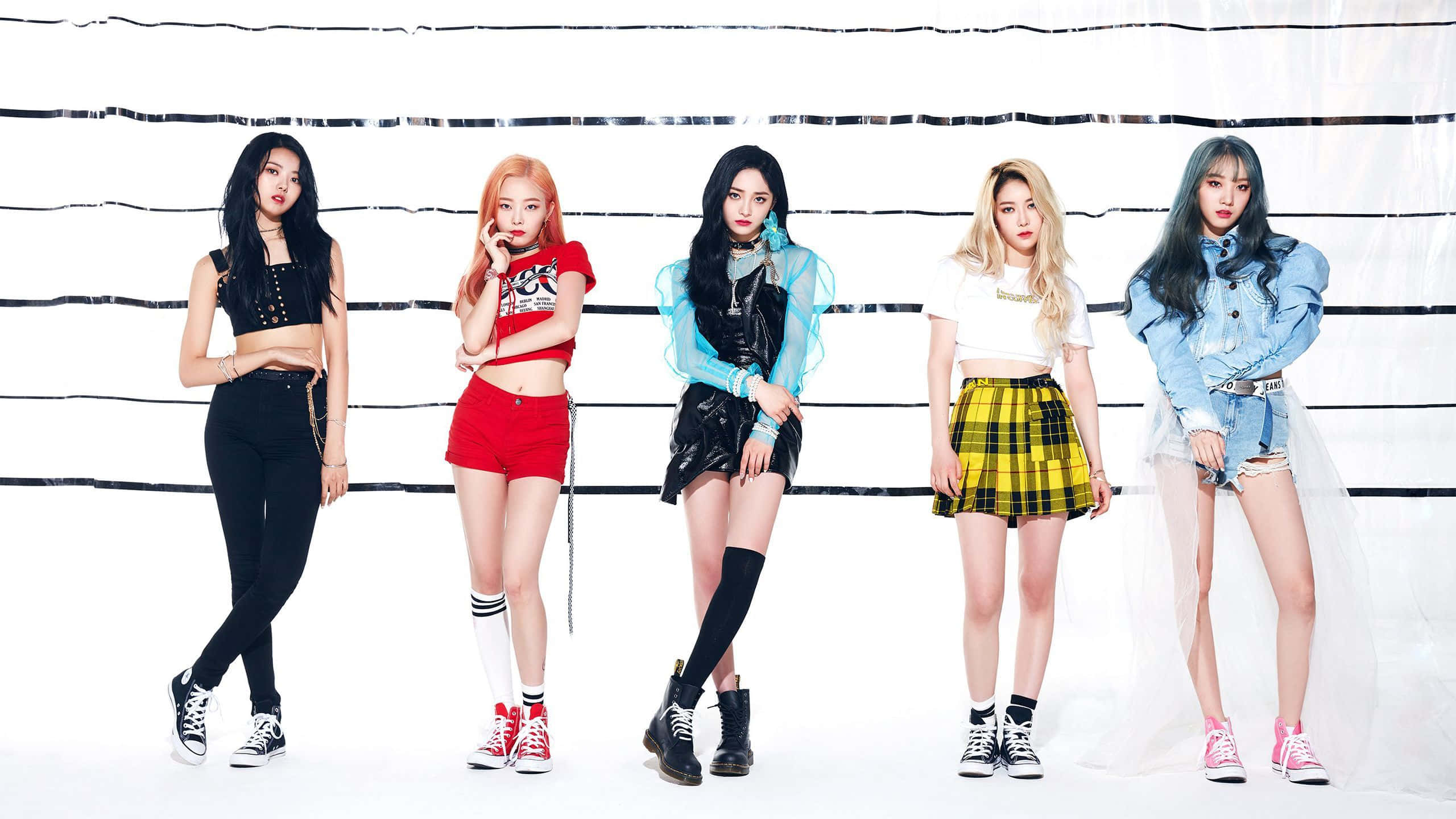 Завладяващо изпълнение на Kpop група на сцена Тапет