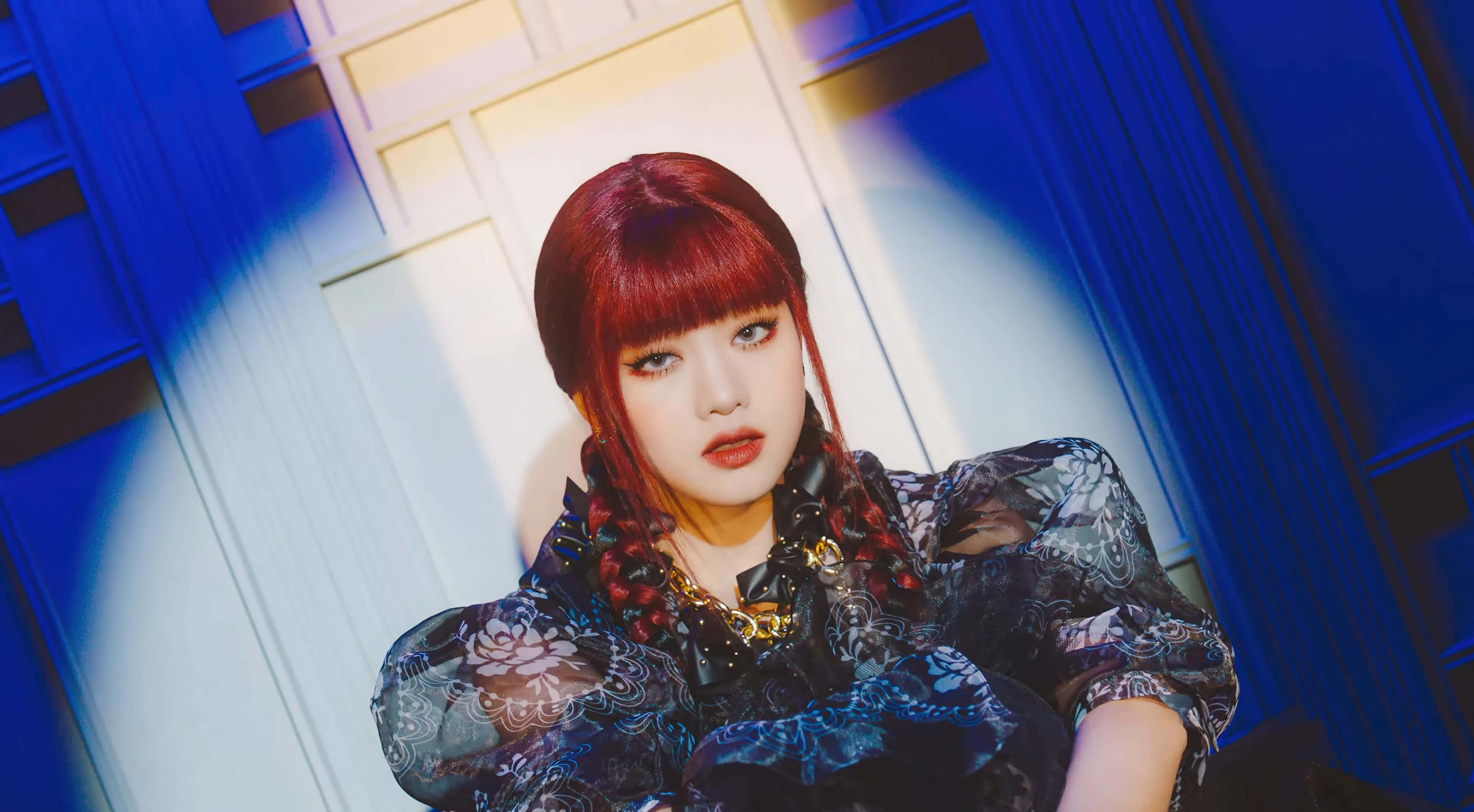 Зашеметяваща Kpop звезда впечатлява с пленителна поза. Тапет
