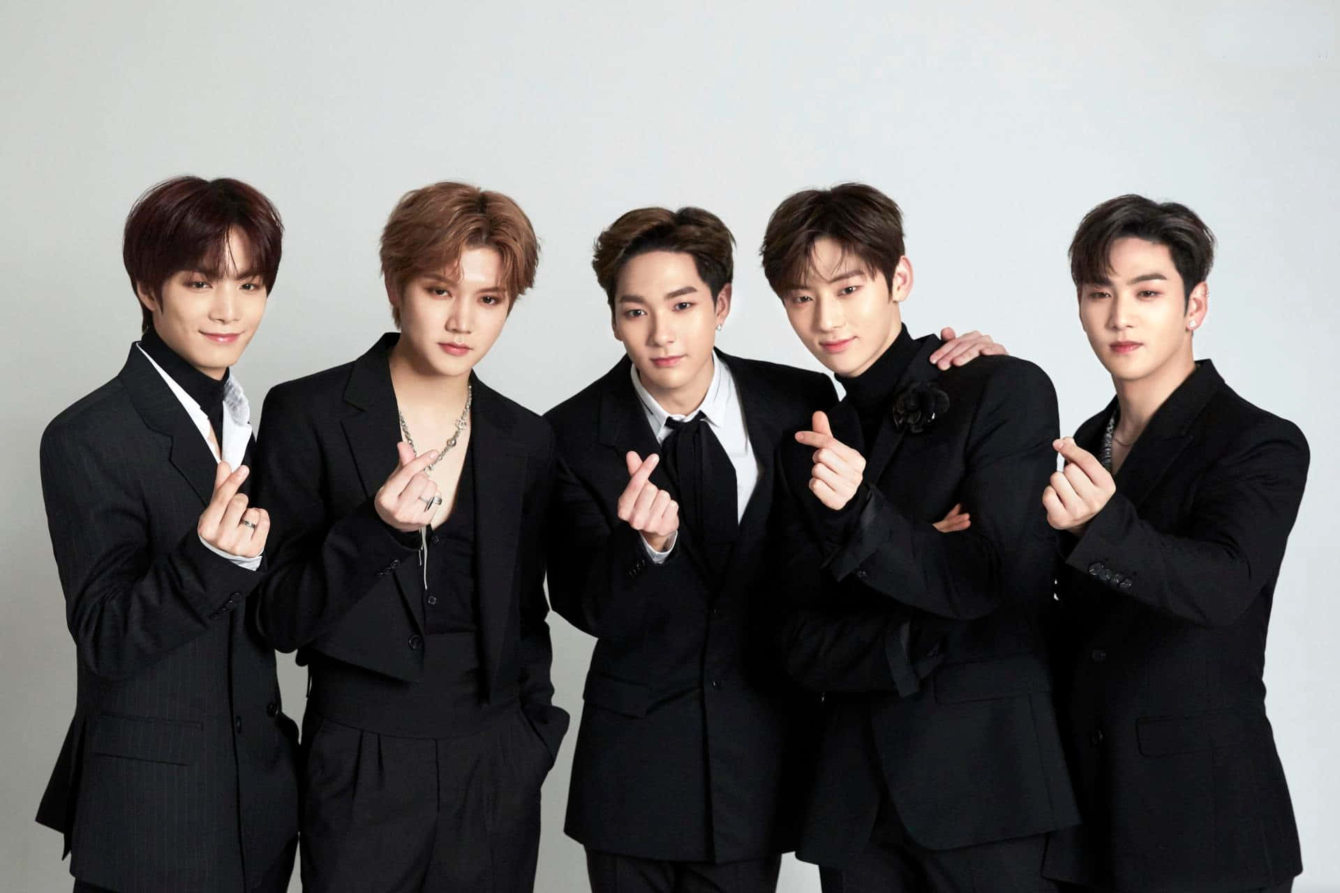 Kpop момчешка група Nuest в костюм Тапет
