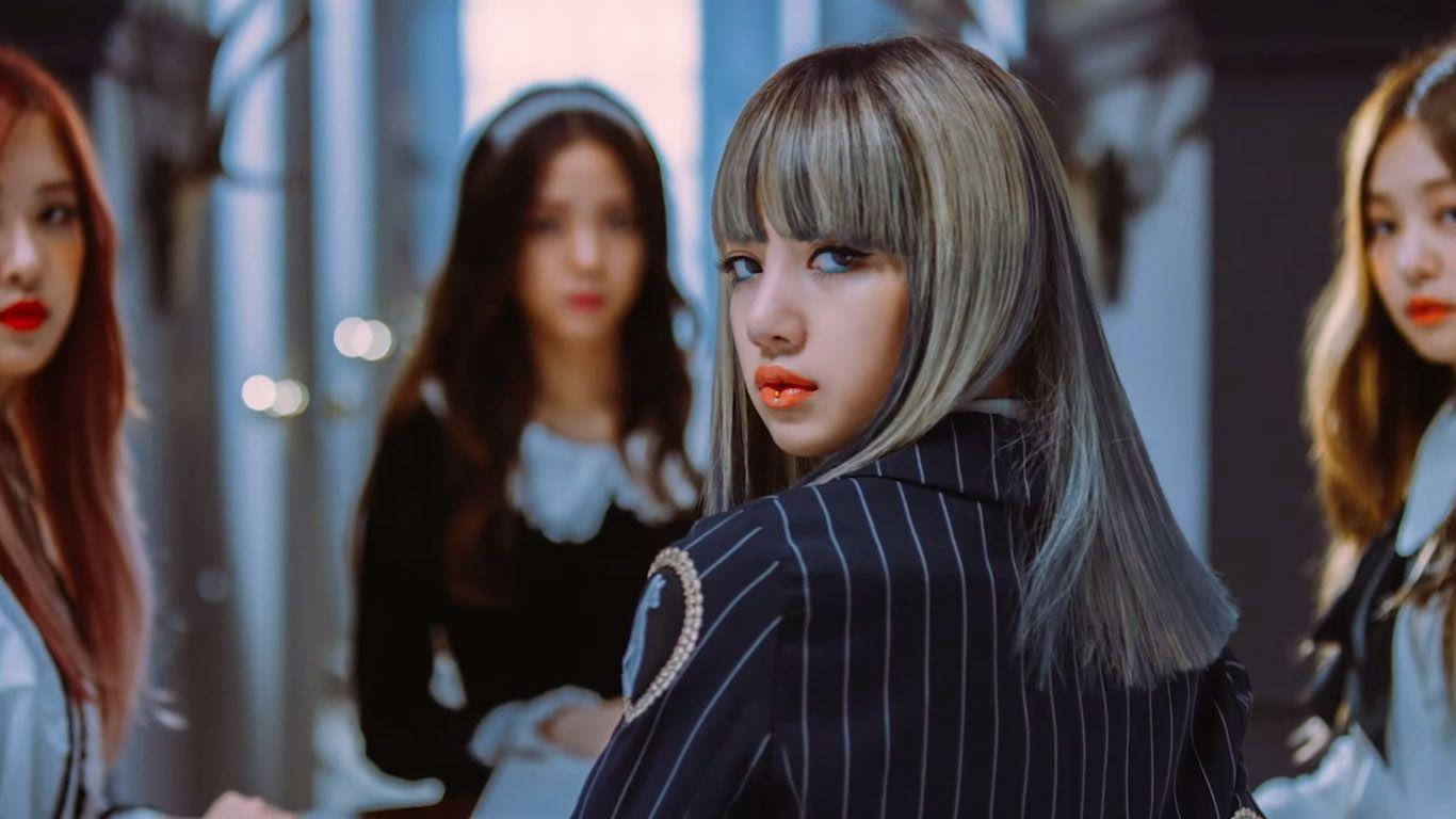 Тапет с членките на Blackpink, размити с изключение на Лиса