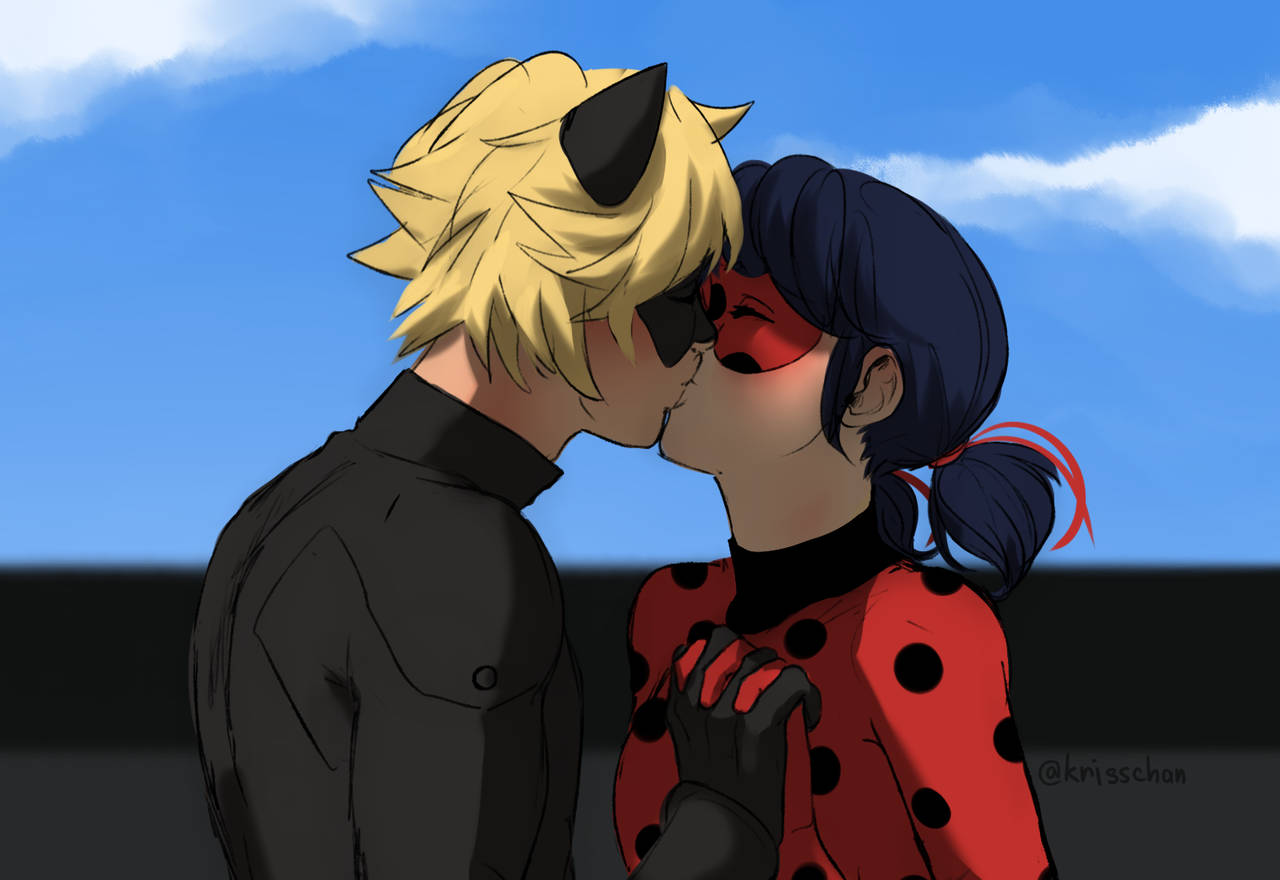 Ladybug и Cat Noir се целуват под синь небосвод Тапет