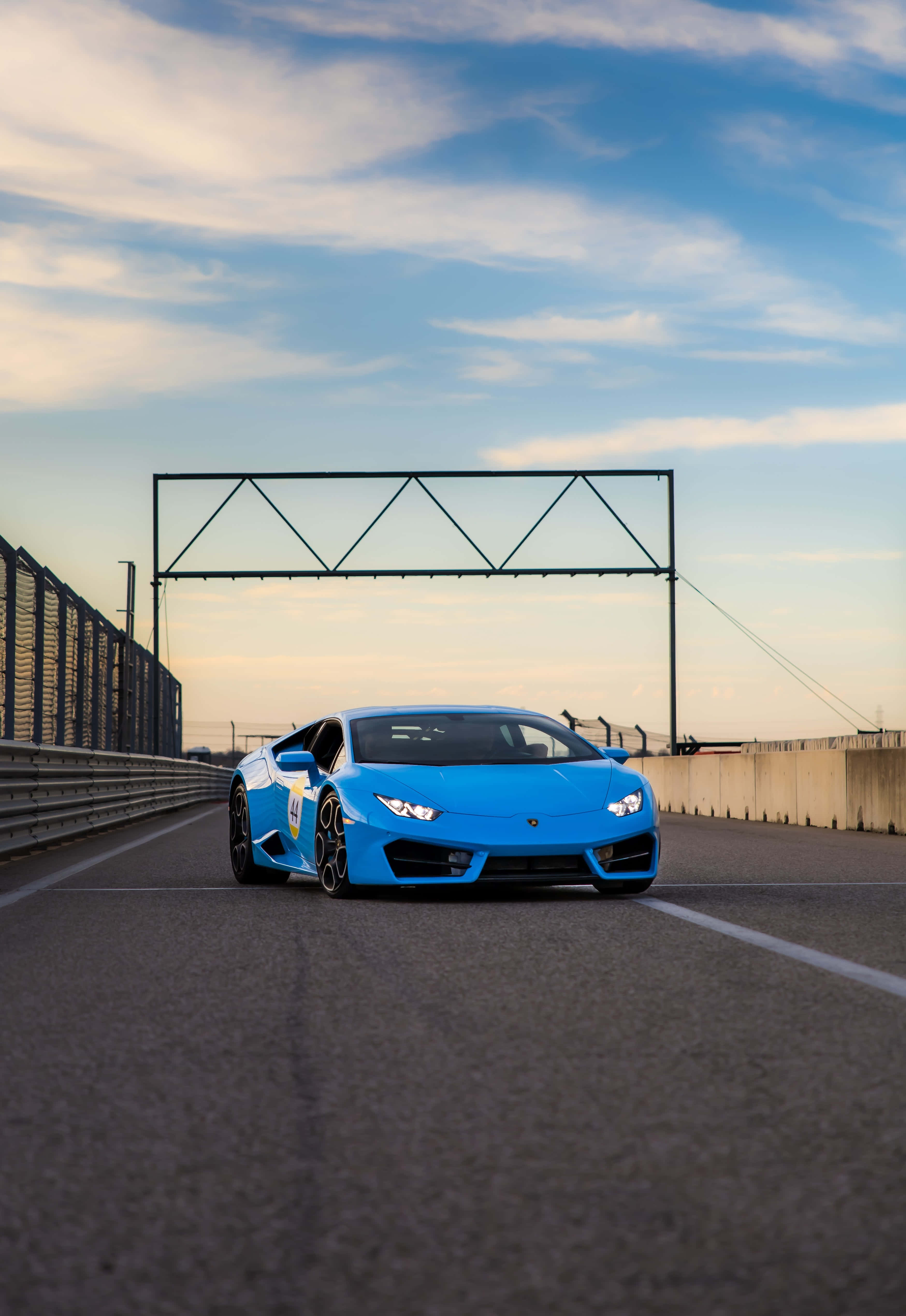 Блестящ сребрист Lamborghini под градски светила Тапет