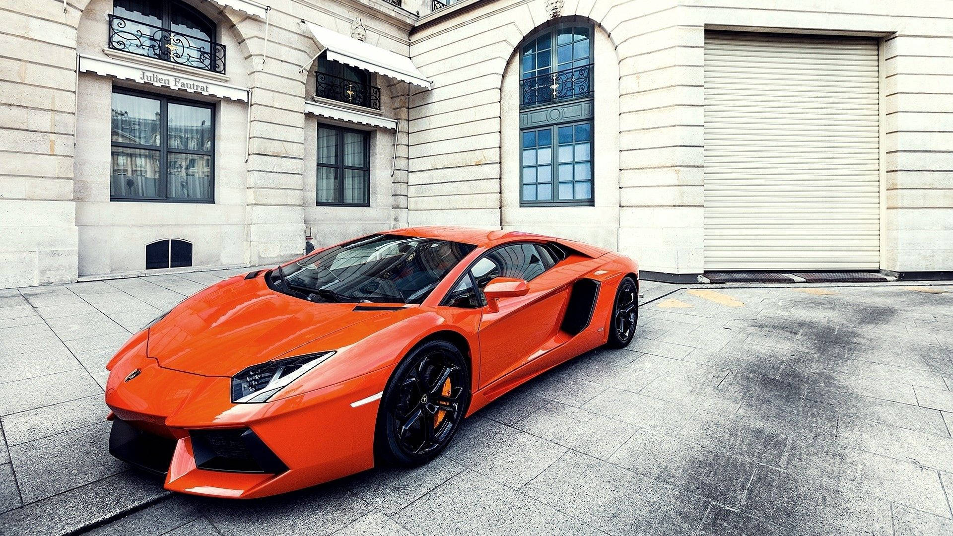 Улиците на Лондон, осветени от оранжев Lamborghini Aventador Тапет