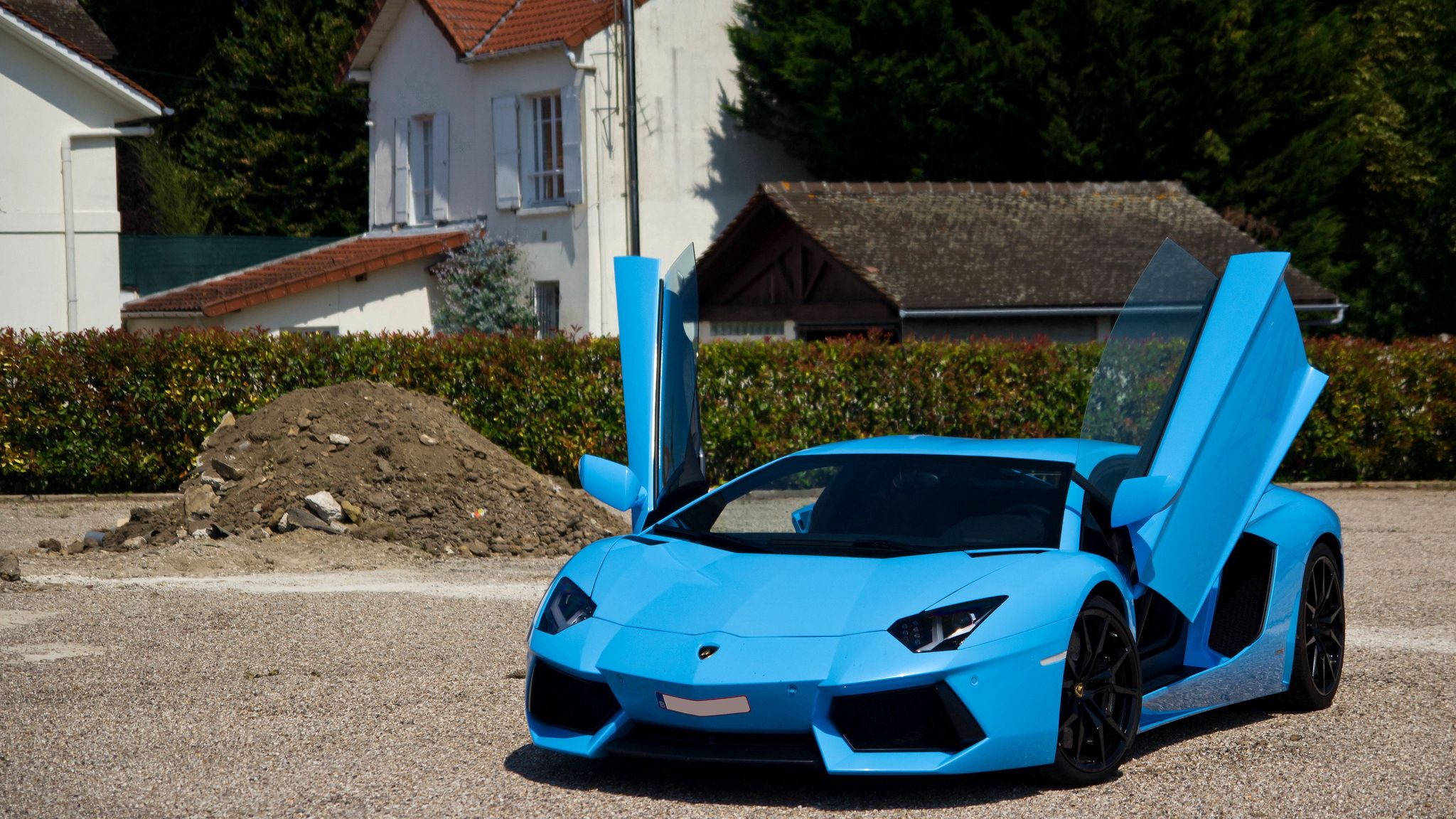 Изживейте върховния адреналин от шофирането на небесносиньо Lamborghini Aventador Тапет