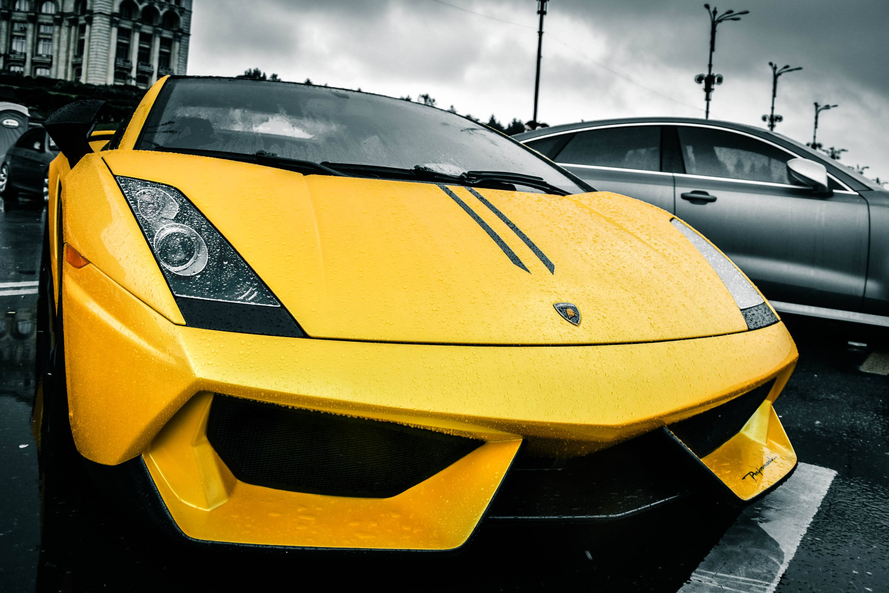 „Яркожълт Lamborghini Gallardo в дъждовен ден“ Тапет